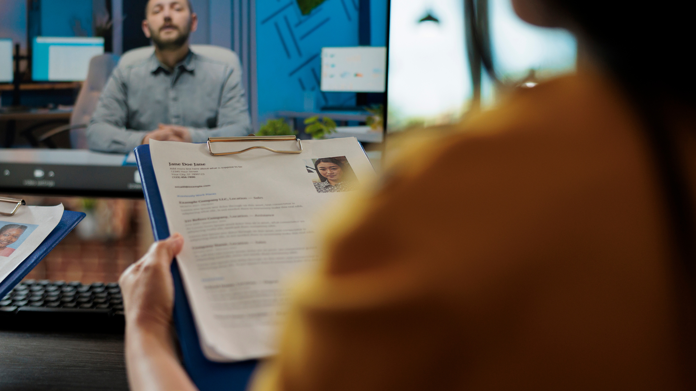 Candidato numa entrevista de emprego, respondendo com confiança. Dicas visuais para causar boa impressão, comunicar com clareza e destacar competências profissionais.