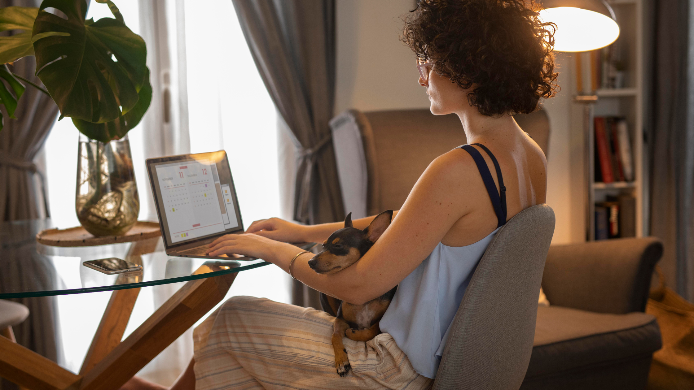 Pessoa a atualizar o currículo no computador para aumentar as hipóteses de contratação em Portugal.