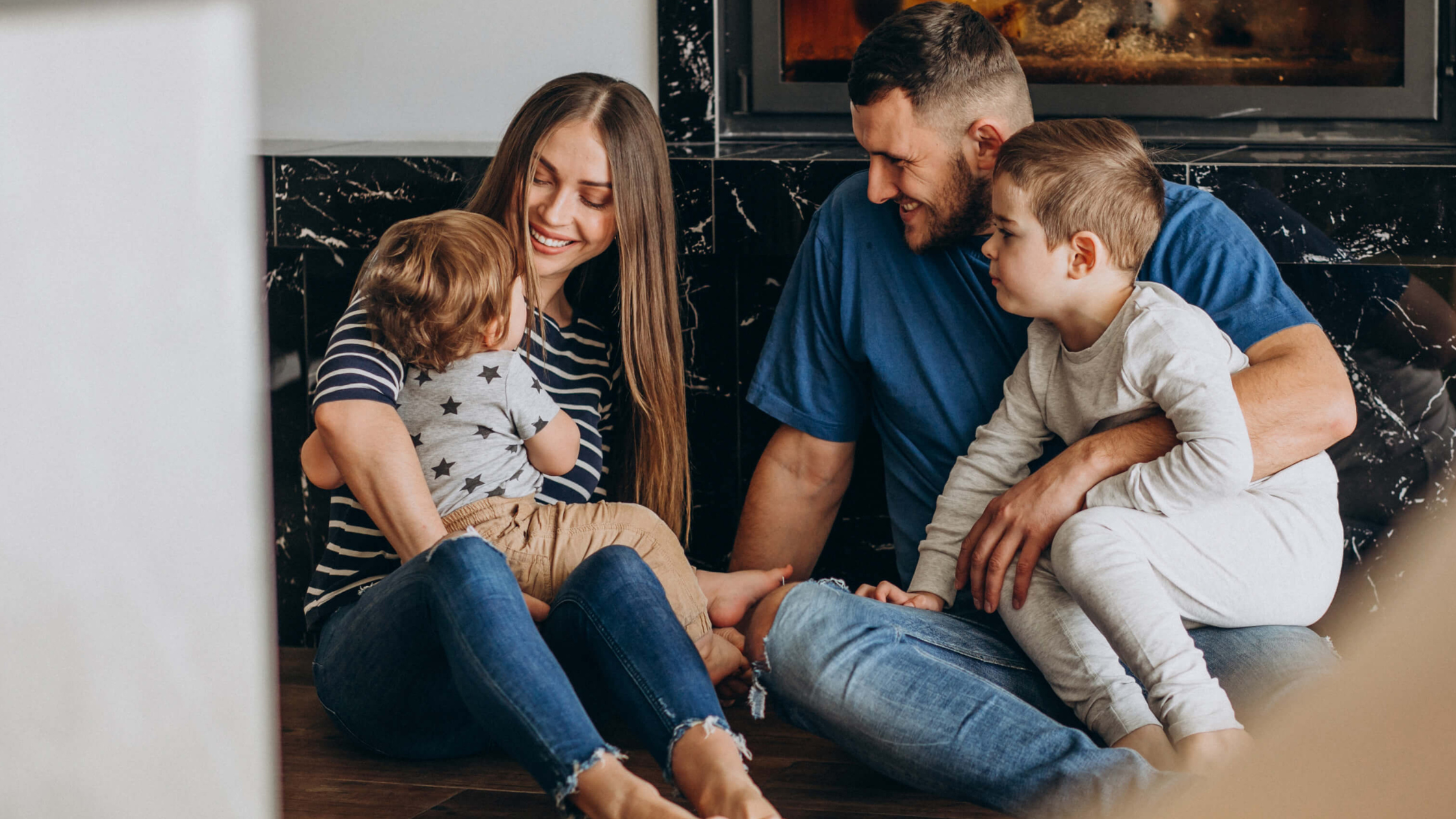Família feliz em Portugal com beneficios