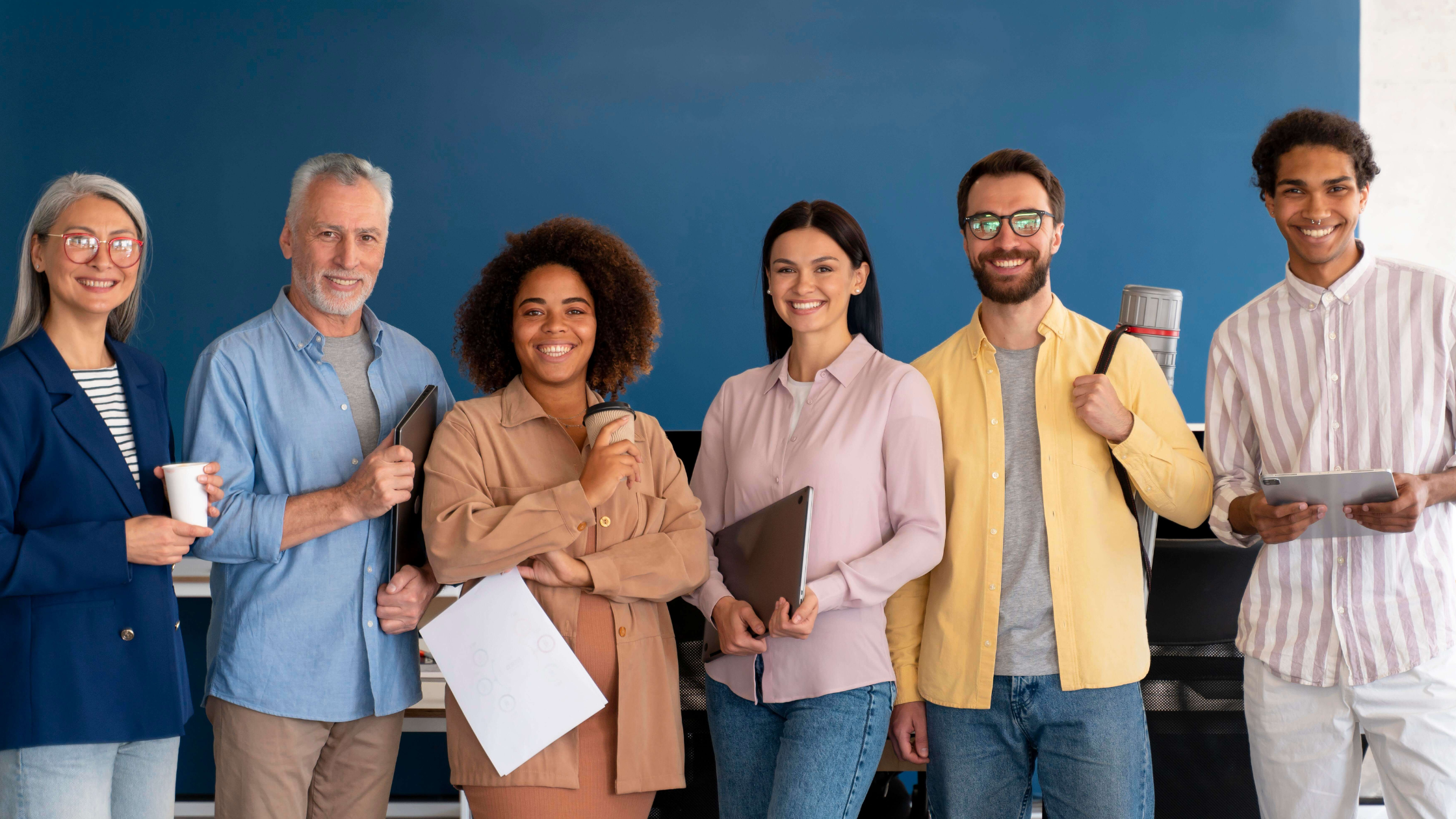 Profissionais portugueses a trabalhar num espaço moderno e digital, representando as novas tendências do mercado de trabalho em Portugal