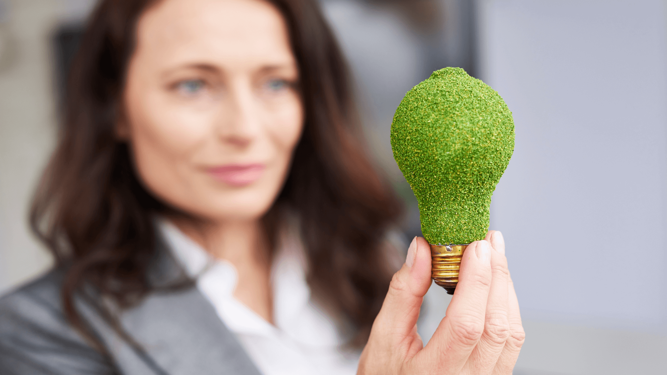 a transição verde e digital em Portugal, com painéis solares, edifícios eficientes, veículos elétricos e elementos digitais, simbolizando os investimentos do PRR para 2025 e 2026.