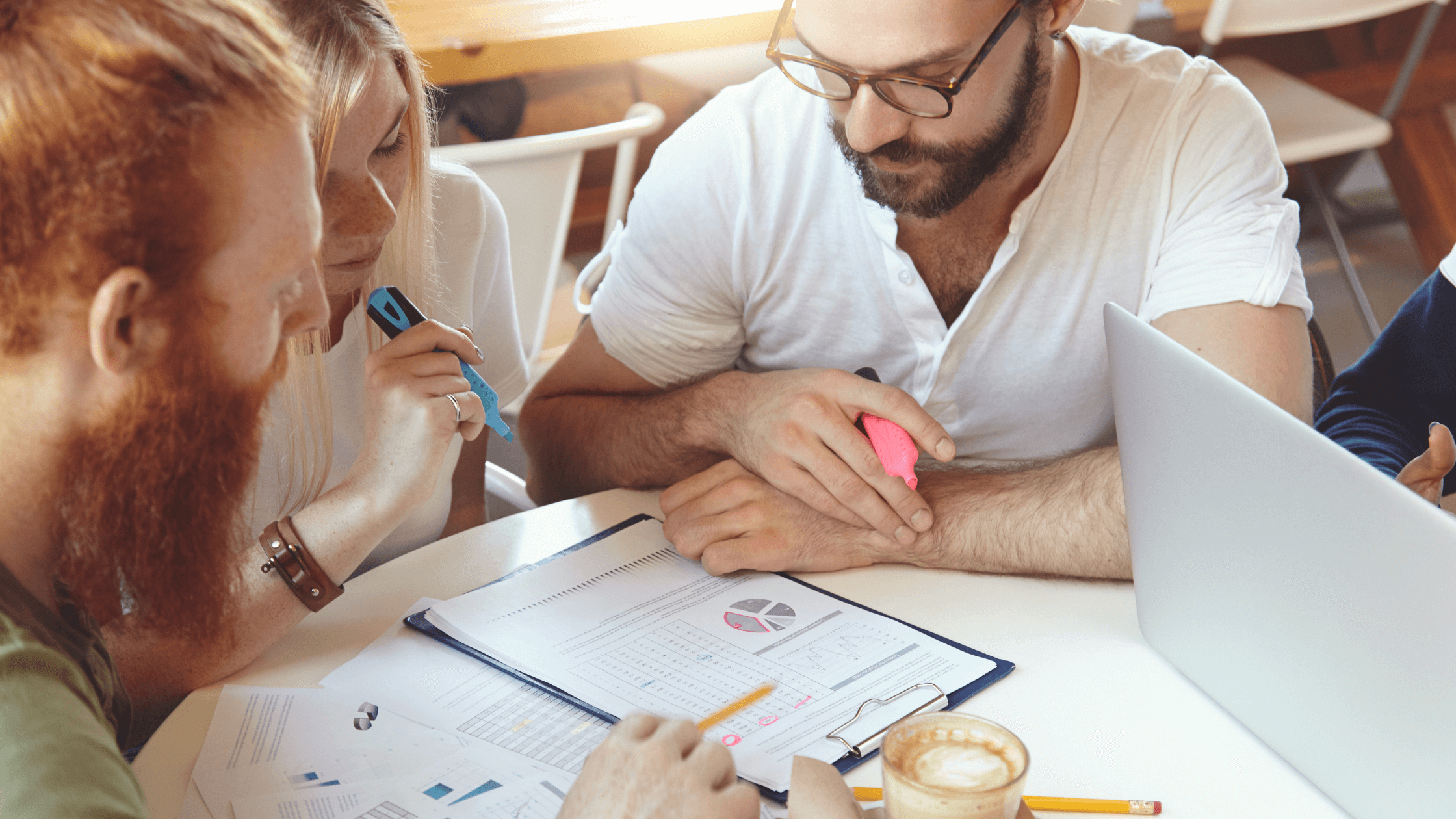 Trabalhador português a analisar o impacto da subida do salário mínimo para 920€ em 2026 no rendimento disponível e nas ajudas sociais.Trabalhador português a analisar o impacto da subida do salário mínimo para 920€ em 2026 no rendimento disponível e nas ajudas sociais.