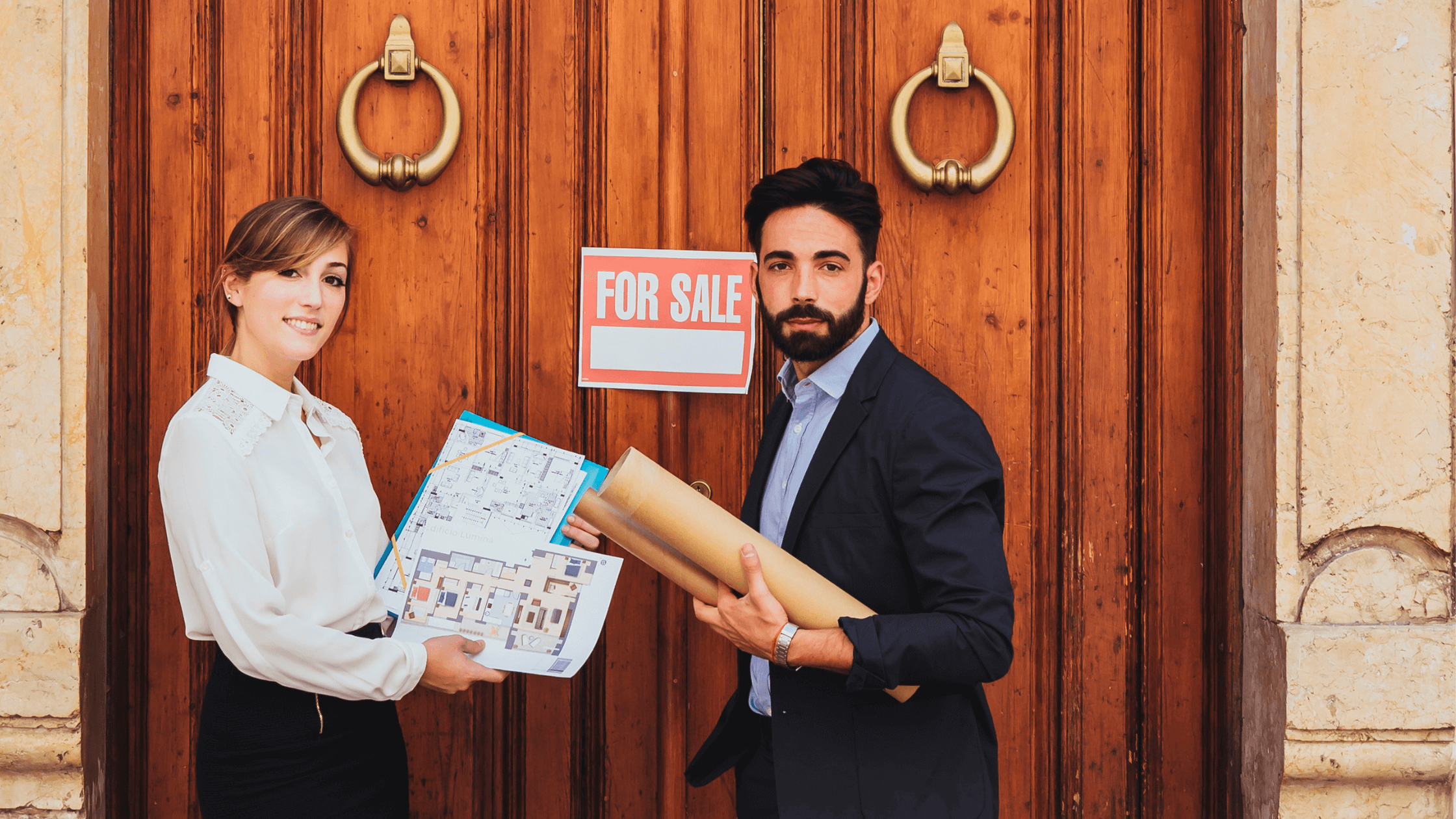 Pessoa a analisar contrato de alojamento temporário em Portugal, representando as novas regras de habitação e arrendamento explicadas por As tuas ajudas.