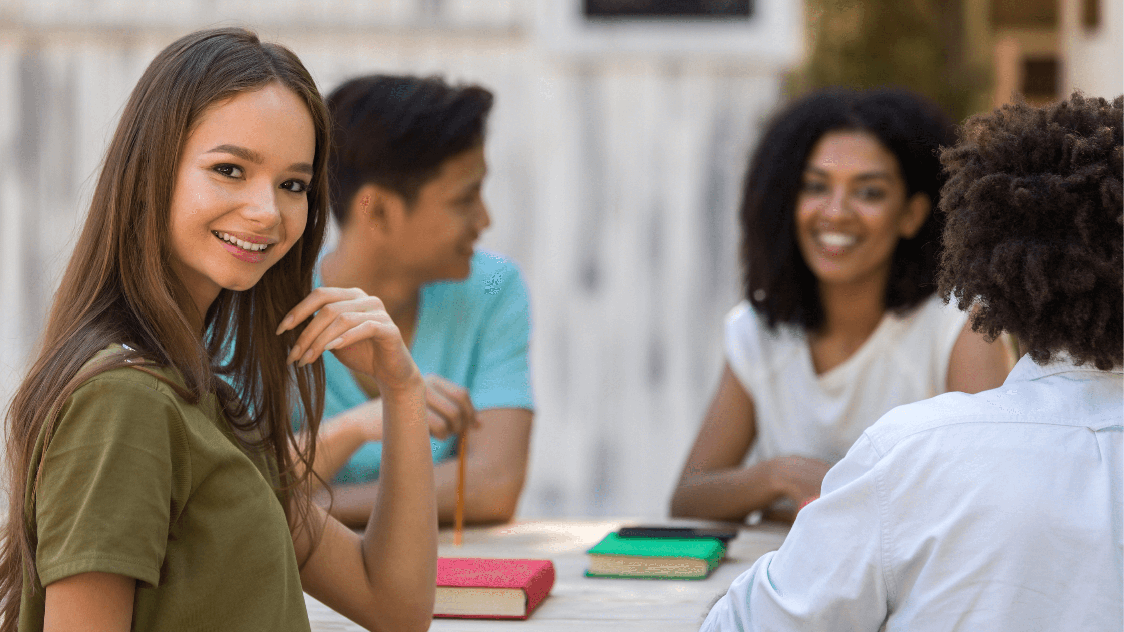 Estudantes em Portugal a consultar informação sobre direitos académicos e apoios disponíveis.