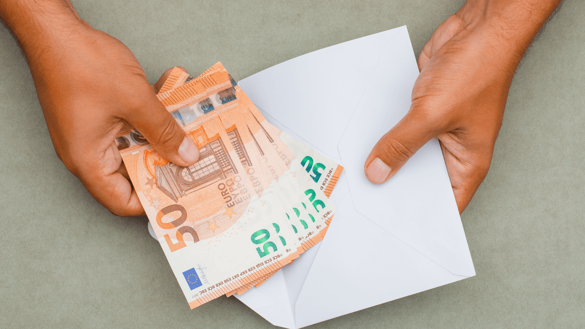 Uma carteira com notas de euro e moedas sobre uma mesa, simbolizando a recomendação do Banco de Portugal para manter algum dinheiro físico em casa em caso de crise.