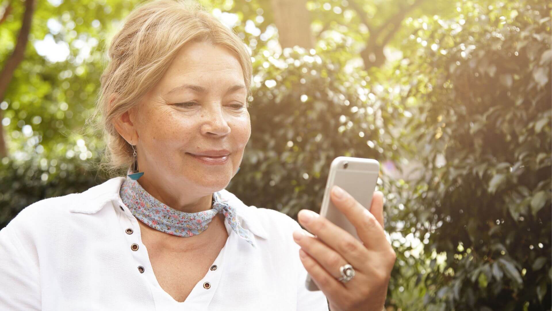 Consumidar português a comparar tarifas de eletricidade no computador para poupar na fatura de energia.