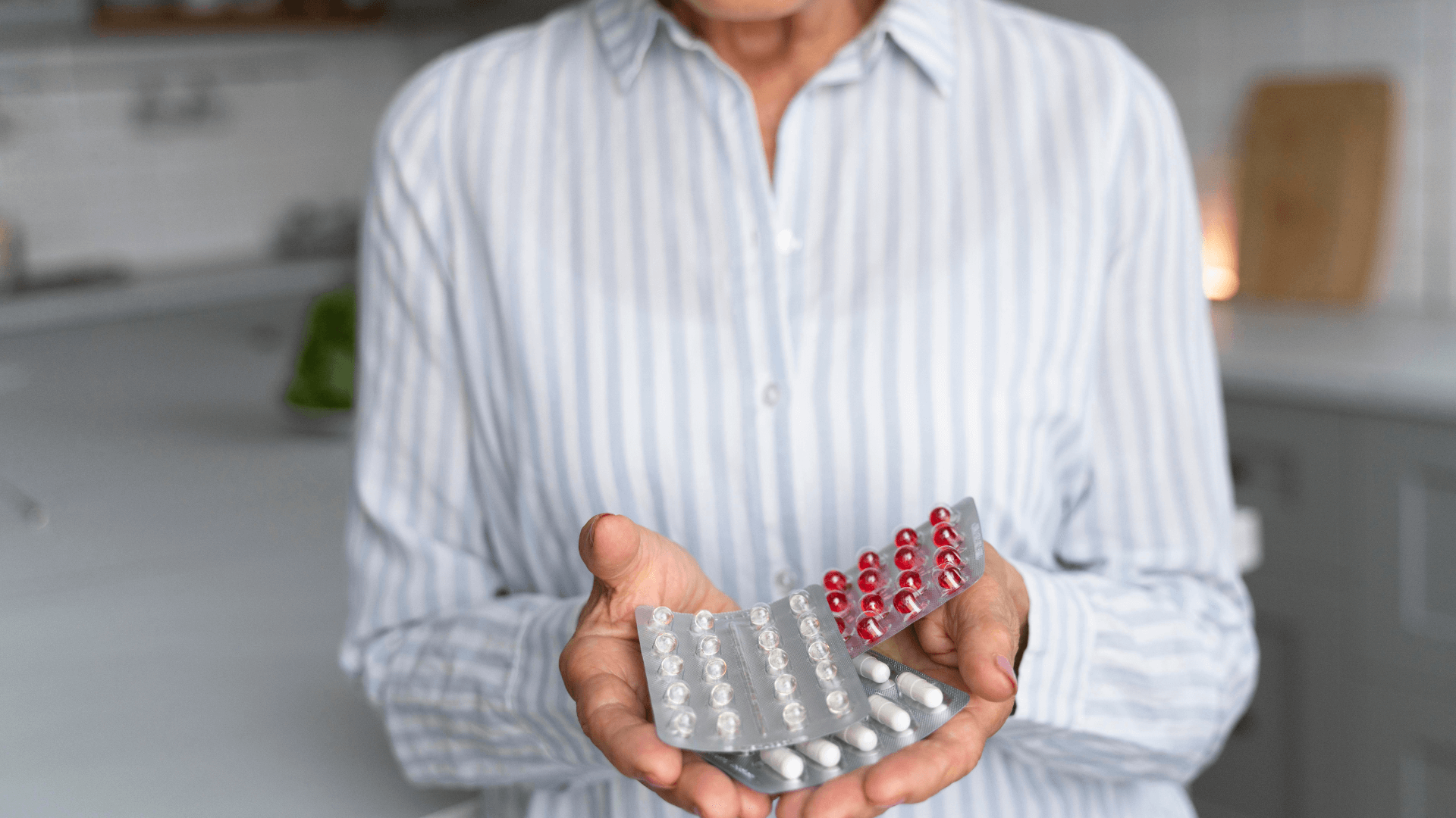 Mulher portuguesa a segurar medicamentos com receitas e cartão SNS - ajudas estado medicamentos 2025 