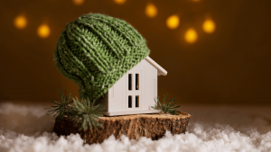 Família portuguesa confortável em casa aquecida de forma eficiente e económica no inverno