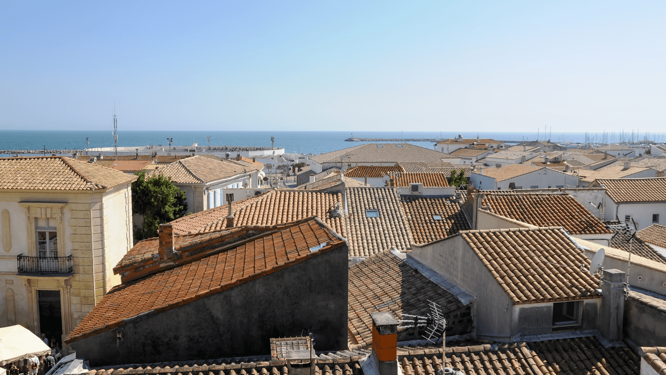 Vista de casas e apartamentos em Portugal, representando regiões onde é possível encontrar habitação acessível para arrendar ou compra