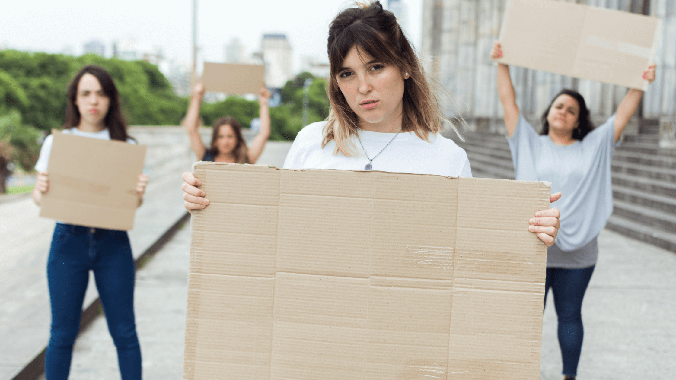 Trabalhadores participam em protesto durante a greve geral em Portugal, reivindicando melhores condições laborais e salariais.