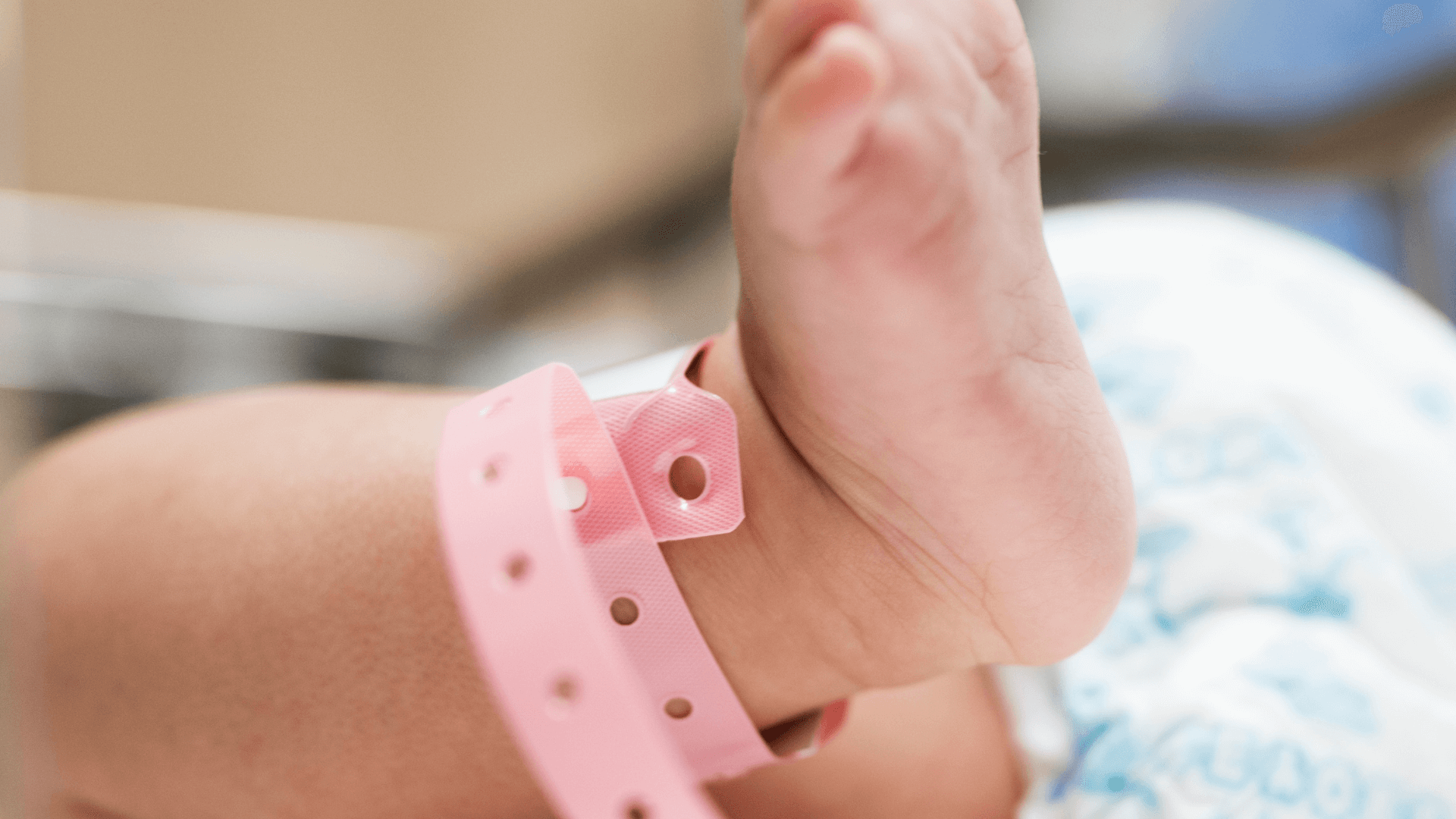 Pais com um recém-nascido numa maternidade em Portugal, simbolizando o momento do registo oficial do nascimento e a atribuição de direitos do bebé.