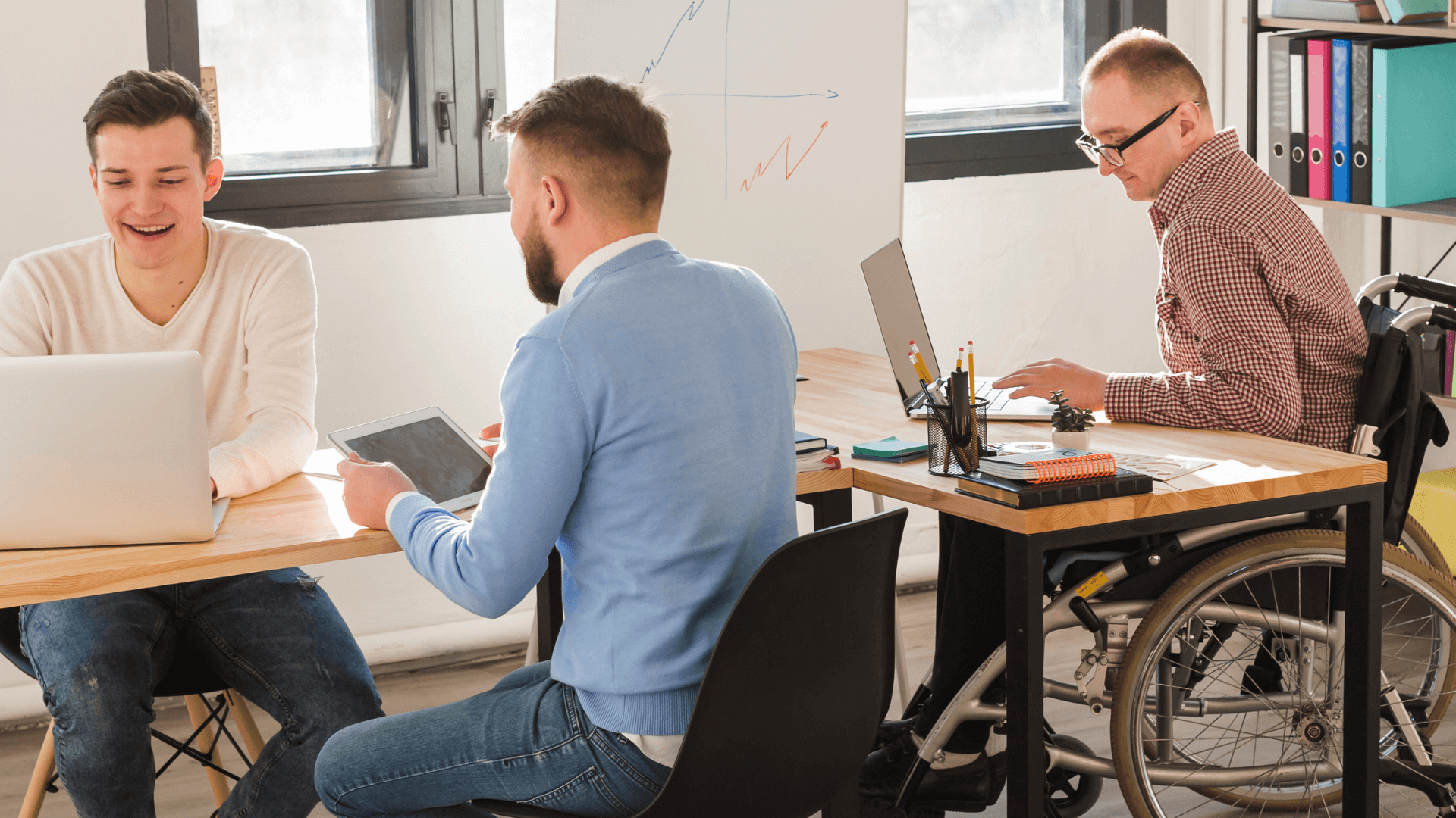 Trabalhador independente em Portugal a trabalhar no computador a partir de casa, representando os apoios para recibos verdes em 2026.