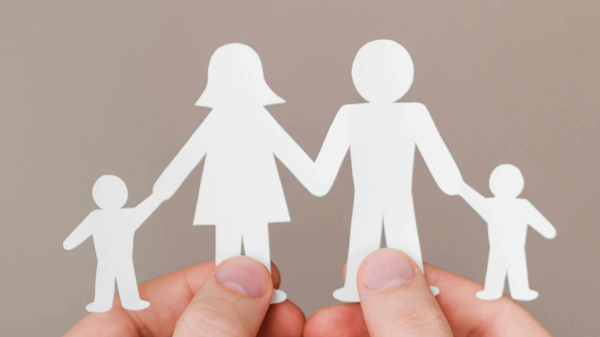 Ilustração explicativa sobre o cálculo do Abono de Família em 2026 em Portugal, com referência a escalões, rendimentos e valores mensais atribuídos pela Segurança Social.