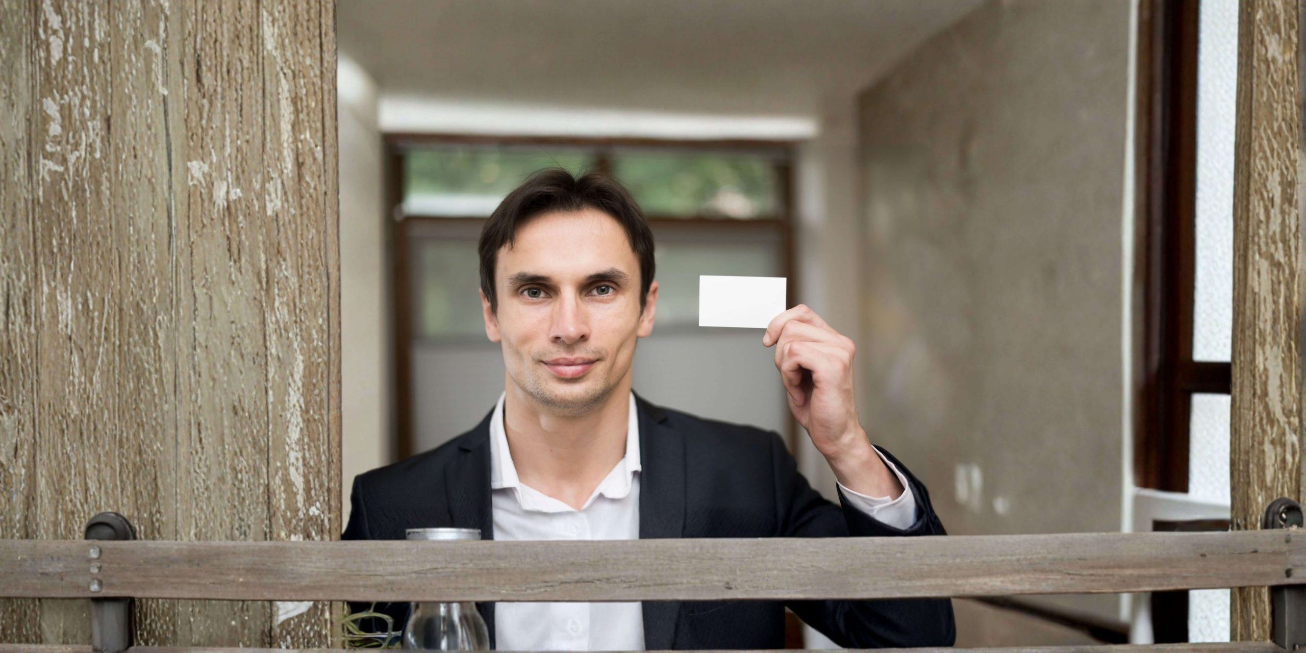 Homem a segurar um cartão em branco, imagem ilustrativa para renovação gratuita do Cartão de Cidadão após a tempestade Kristin.