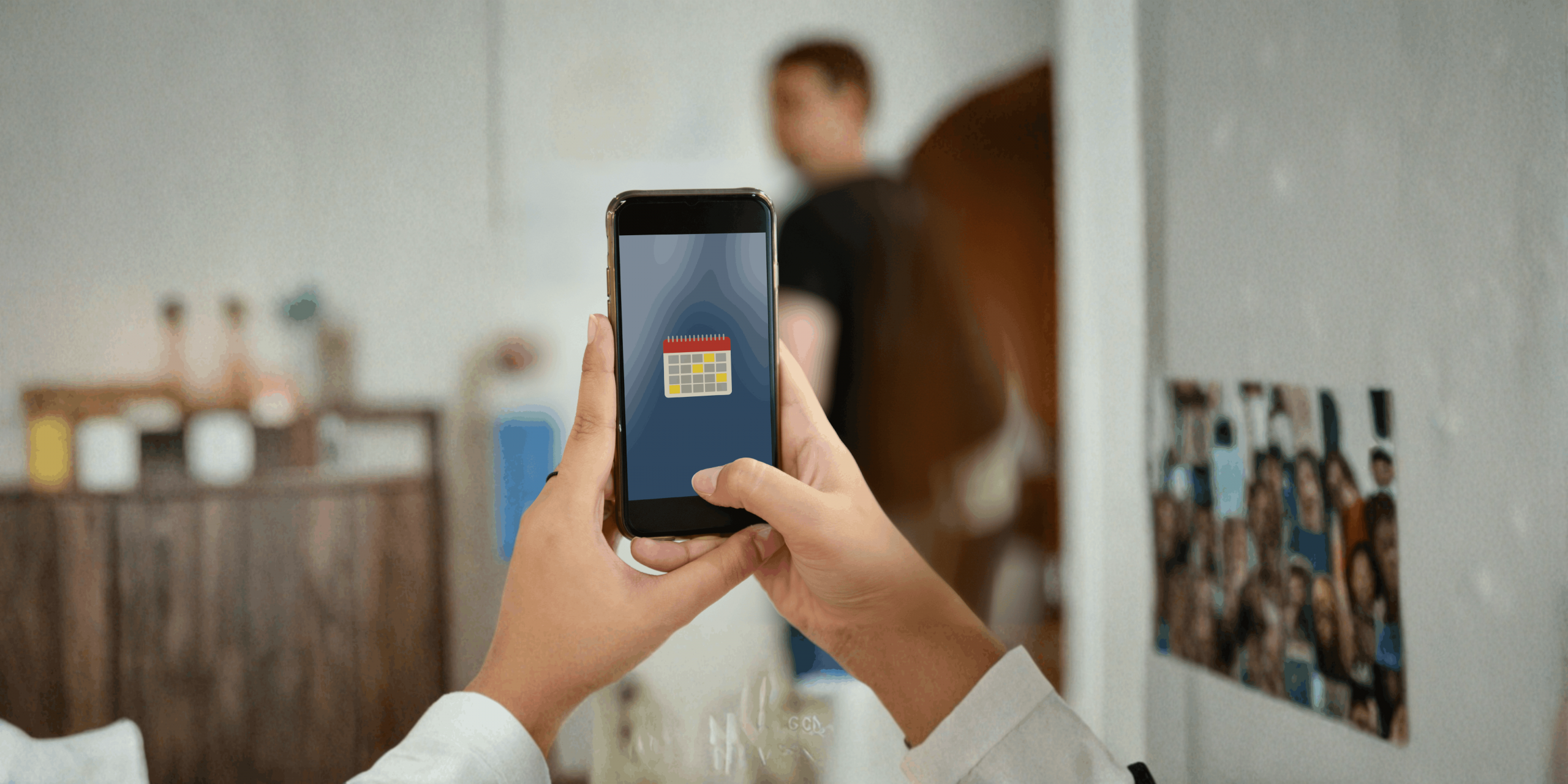 Pessoa a usar um smartphone com ícone de calendário para agendar uma marcação de atendimento, imagem ideal para ilustrar a sigaApp, marcações online e redução do tempo de espera em serviços públicos como Loja do Cidadão, Segurança Social e IMT.