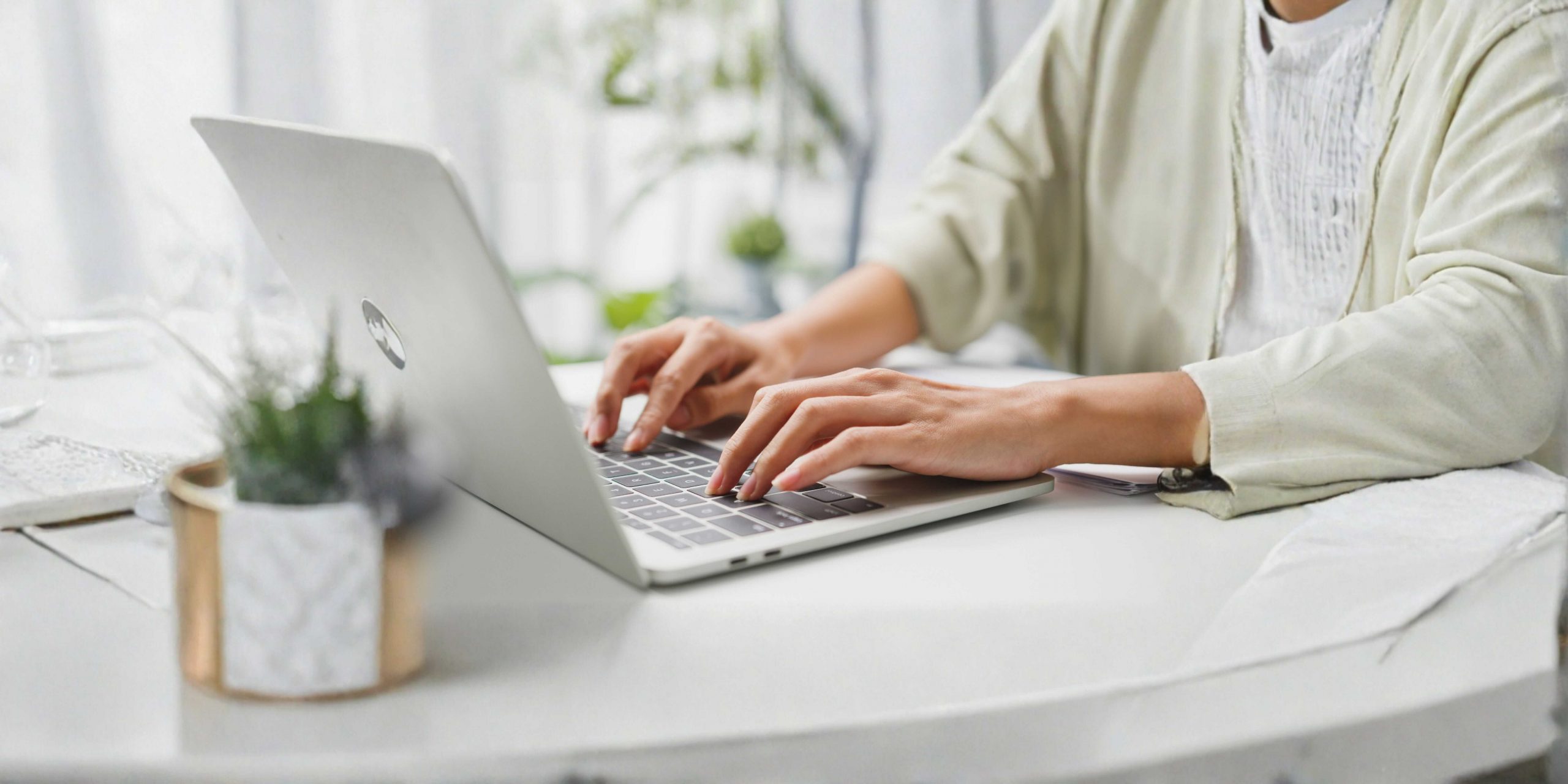 Pessoa a utilizar um computador portátil para aceder a serviços digitais e tratar burocracias online no portal gov.pt em Portugal.