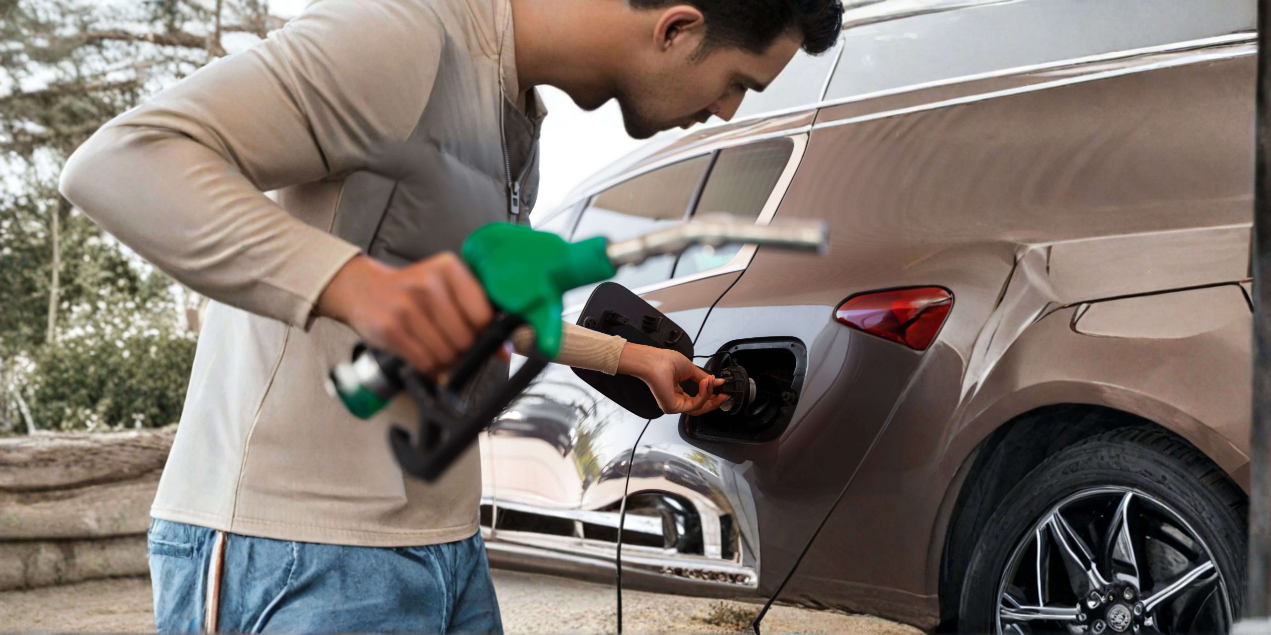 Homem a abastecer um automóvel num posto de combustível, numa imagem que ilustra a subida dos preços dos combustíveis em Portugal, o impacto no orçamento e dicas para poupar no gasóleo e na gasolina.