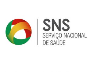 Logótipo do SNS, Serviço Nacional de Saúde, utilizado como imagem ilustrativa sobre médico de família, utentes e acesso à saúde em Portugal.