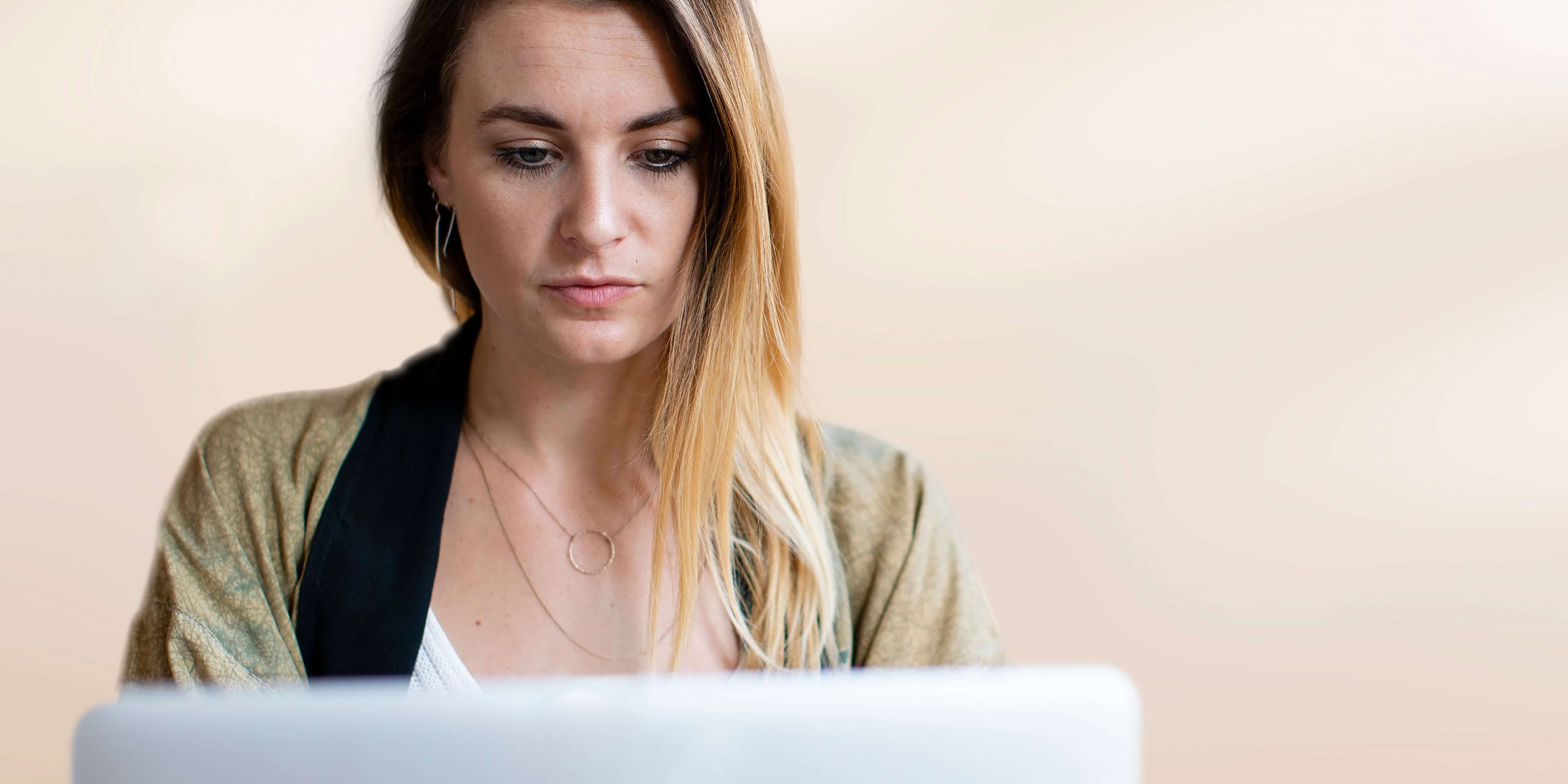 Mulher consulta informação online sobre certificação de doença profissional e pedidos na Segurança Social Direta.