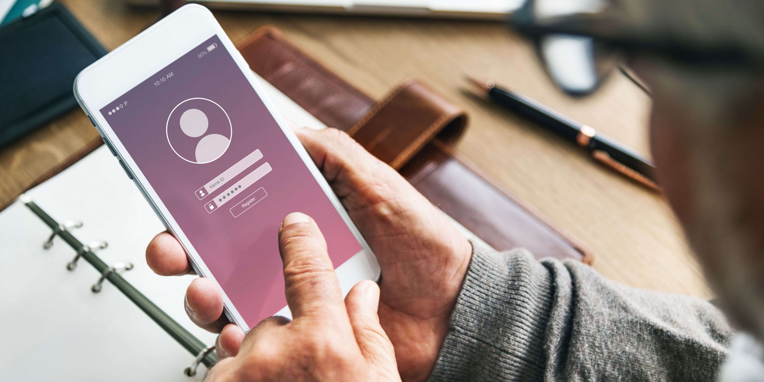 Pessoa a utilizar uma aplicação de identificação digital no telemóvel, representando o acesso seguro a documentos digitais, como a cédula profissional digital na app gov.pt.