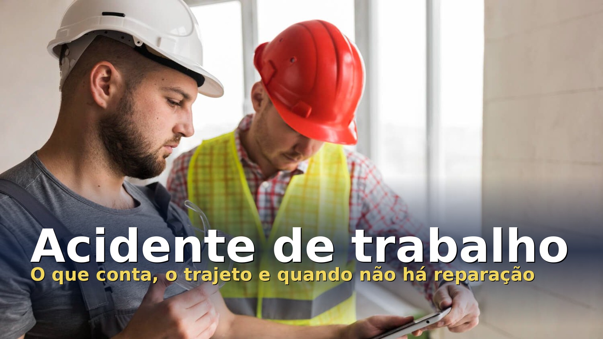 Acidente de trabalho: trabalhadores da construção civil com capacete e colete de proteção