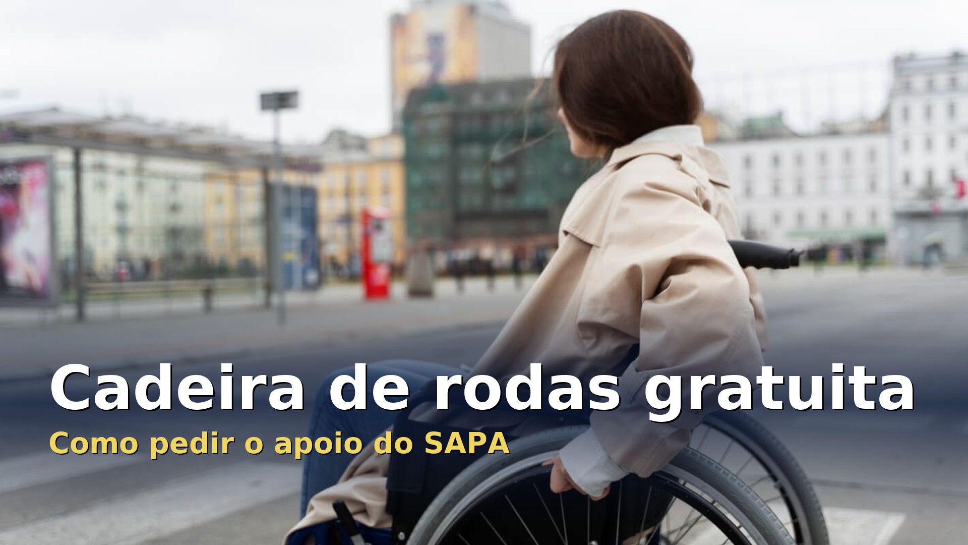 Mulher numa cadeira de rodas a atravessar a passadeira