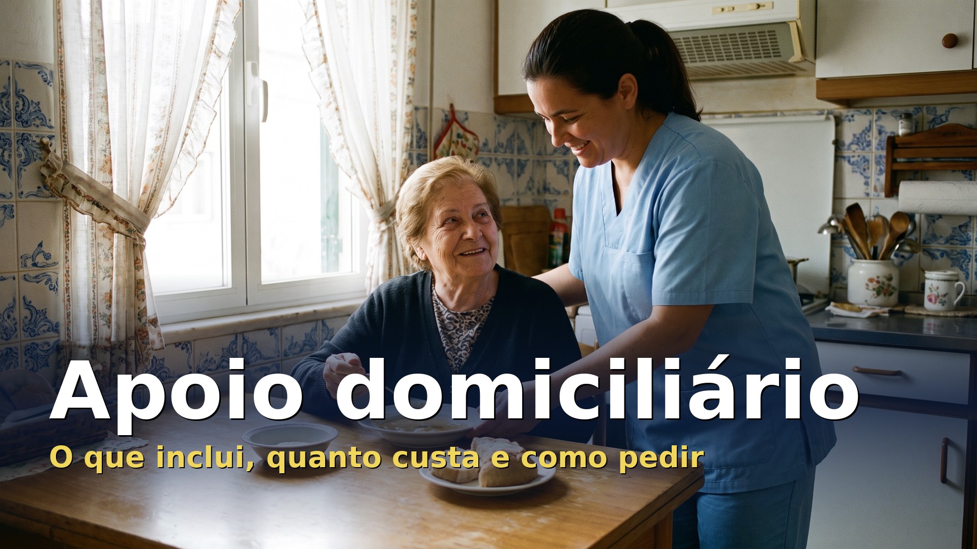 Apoio domiciliário: ajudante do serviço de apoio domiciliário serve a refeição a uma senhora idosa na cozinha de casa