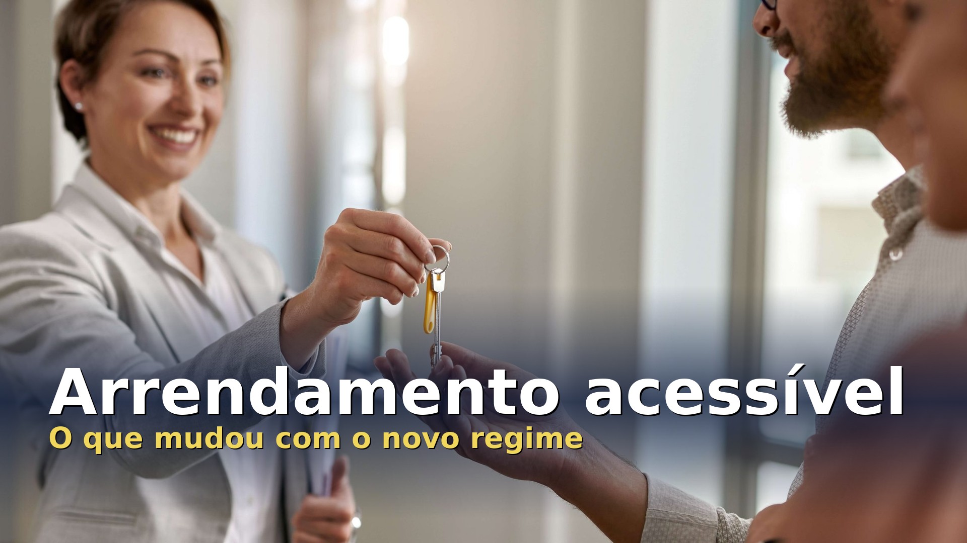 Arrendamento acessível: entrega das chaves de uma casa arrendada ao novo inquilino