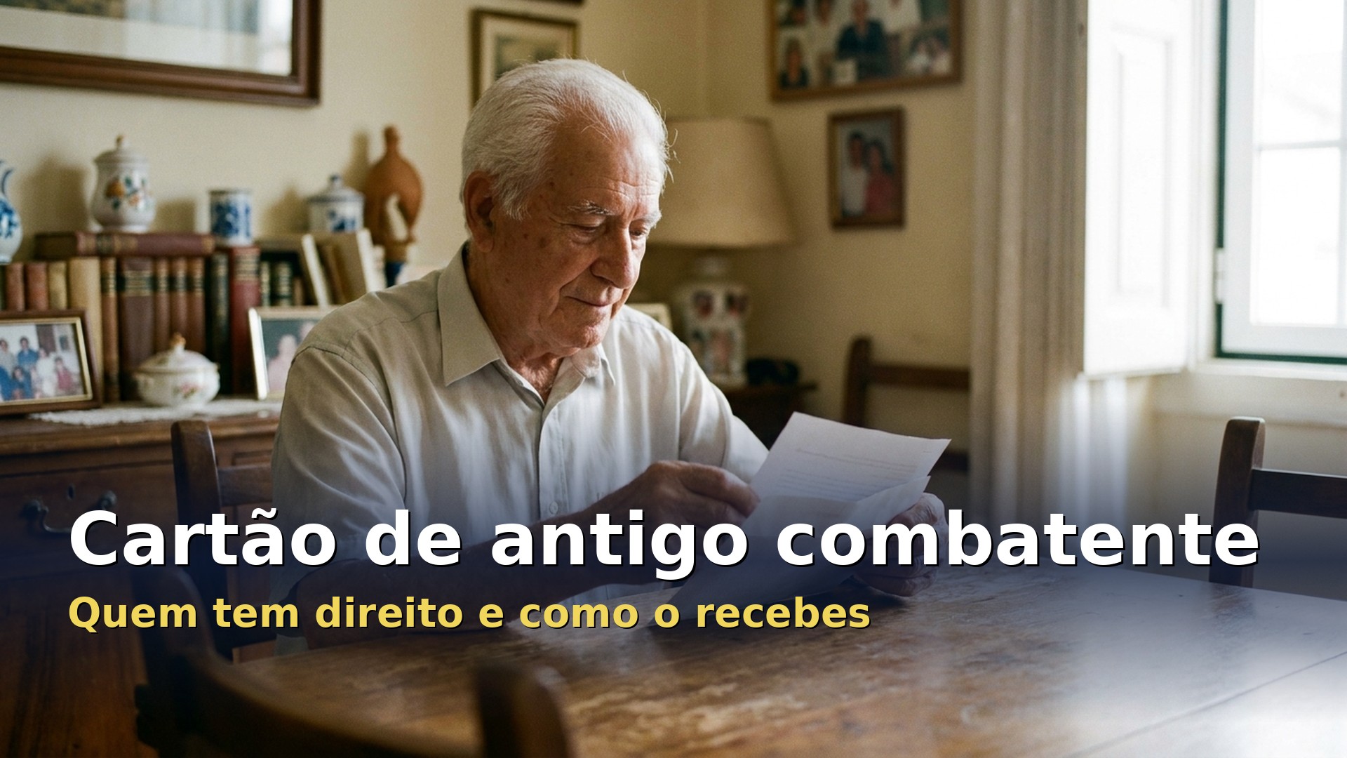 Cartão de antigo combatente: homem idoso a abrir em casa o envelope com o cartão enviado pela Direção-Geral de Recursos da Defesa Nacional