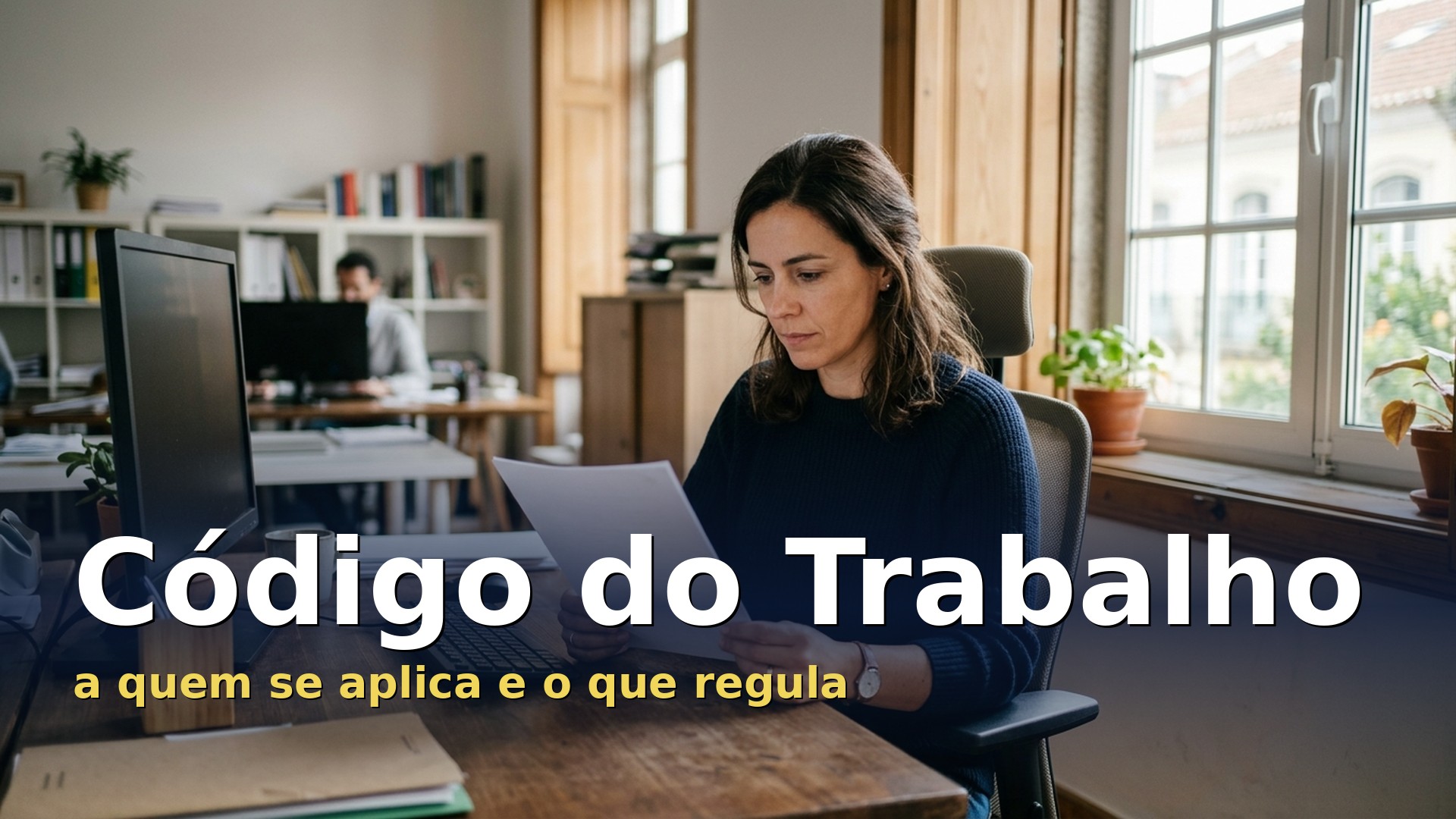 Código do Trabalho: trabalhadora a ler um documento na secretária do escritório
