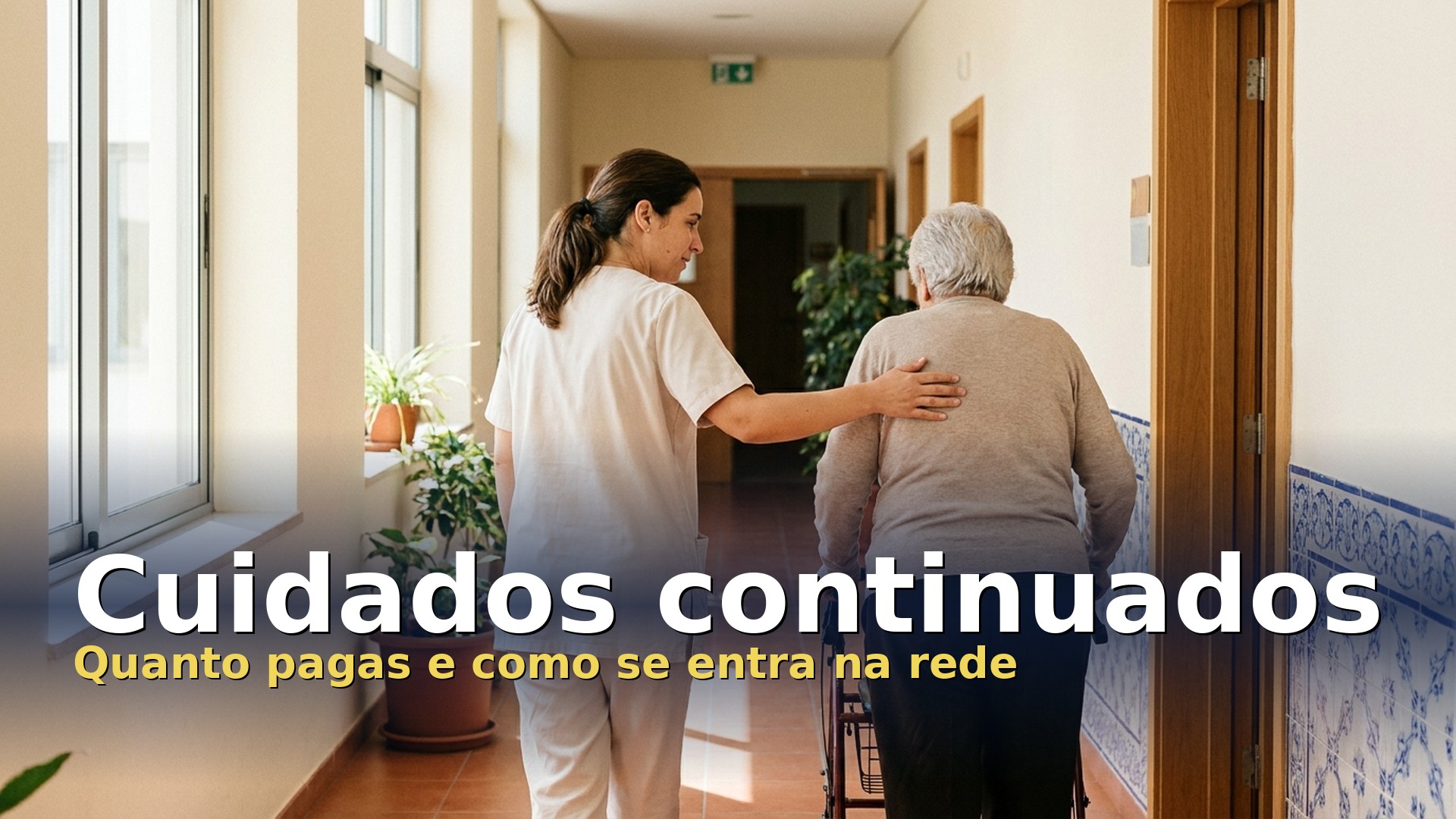 Cuidados continuados: auxiliar de saúde acompanha uma pessoa idosa com andarilho no corredor de uma unidade