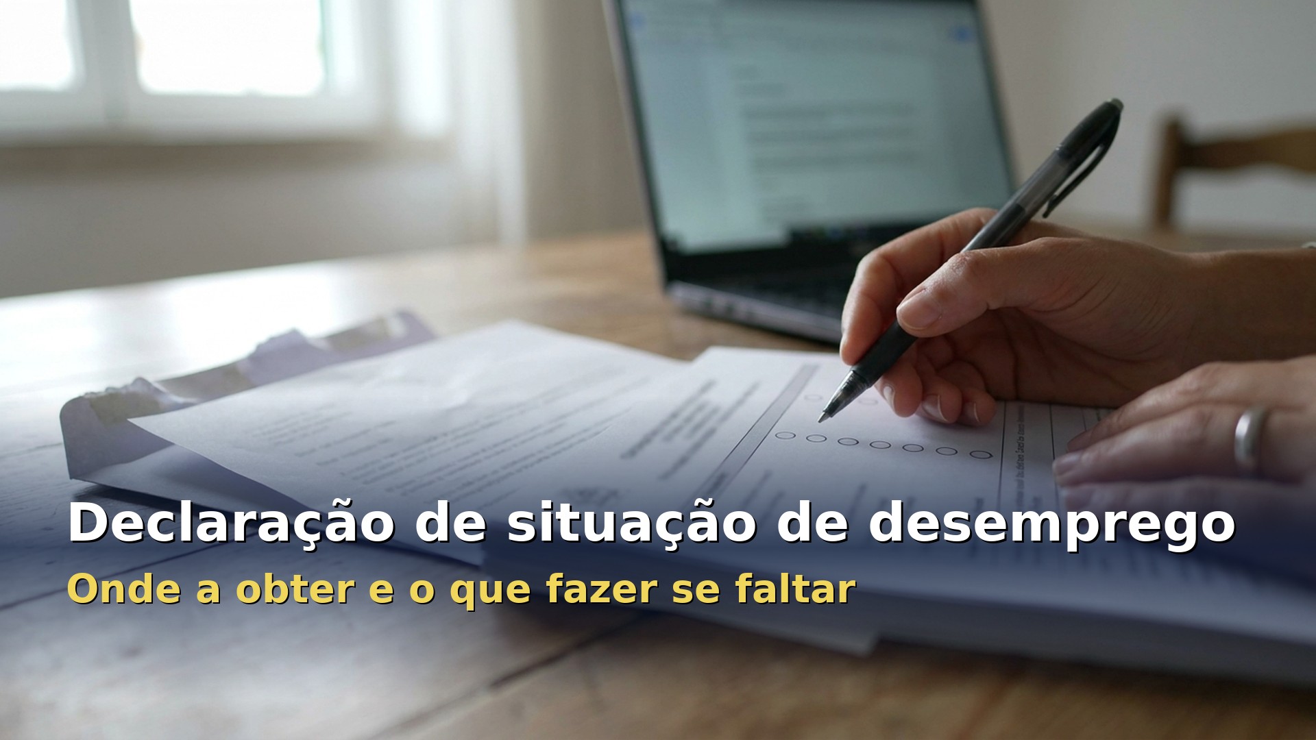 Declaração de situação de desemprego: mão com caneta a assinalar o motivo de cessação num formulário, ao lado da carta da empresa
