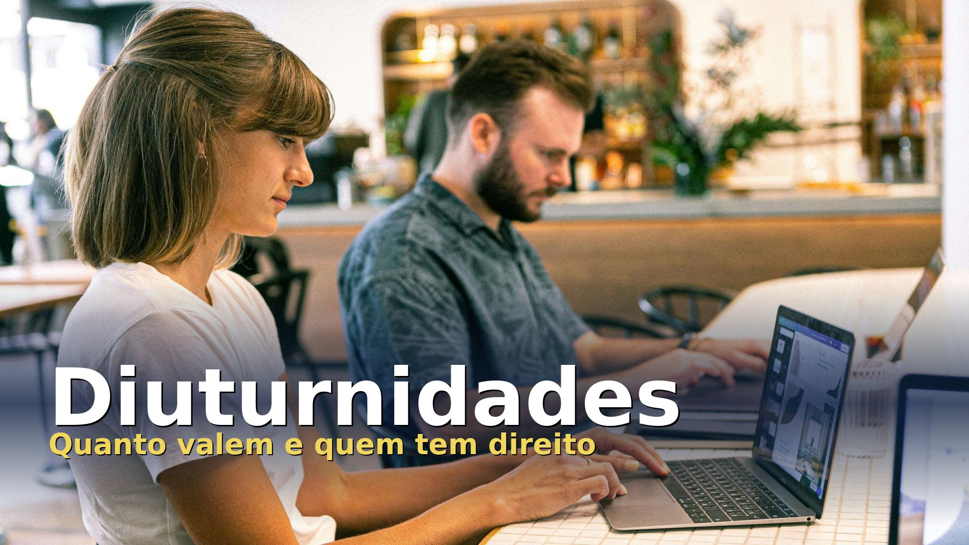 Duas pessoas a trabalhar ao computador, com o texto Diuturnidades