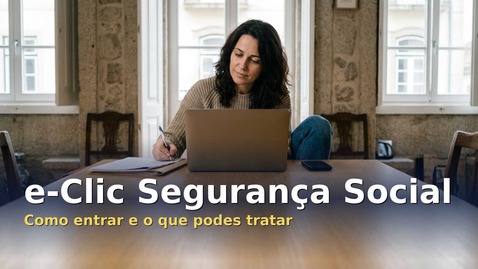 e-Clic da Segurança Social: mulher a escrever um pedido no computador portátil