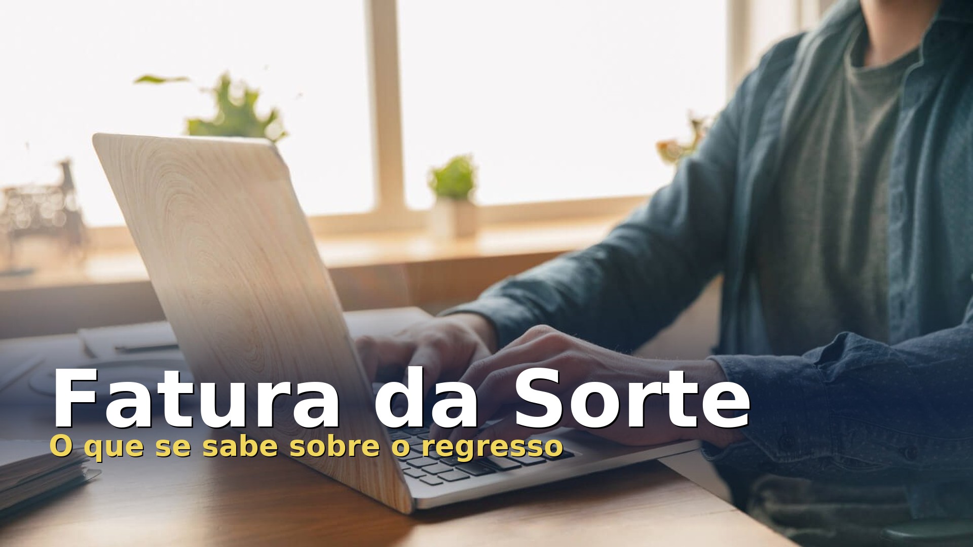 Fatura da Sorte: pessoa a consultar as faturas no computador