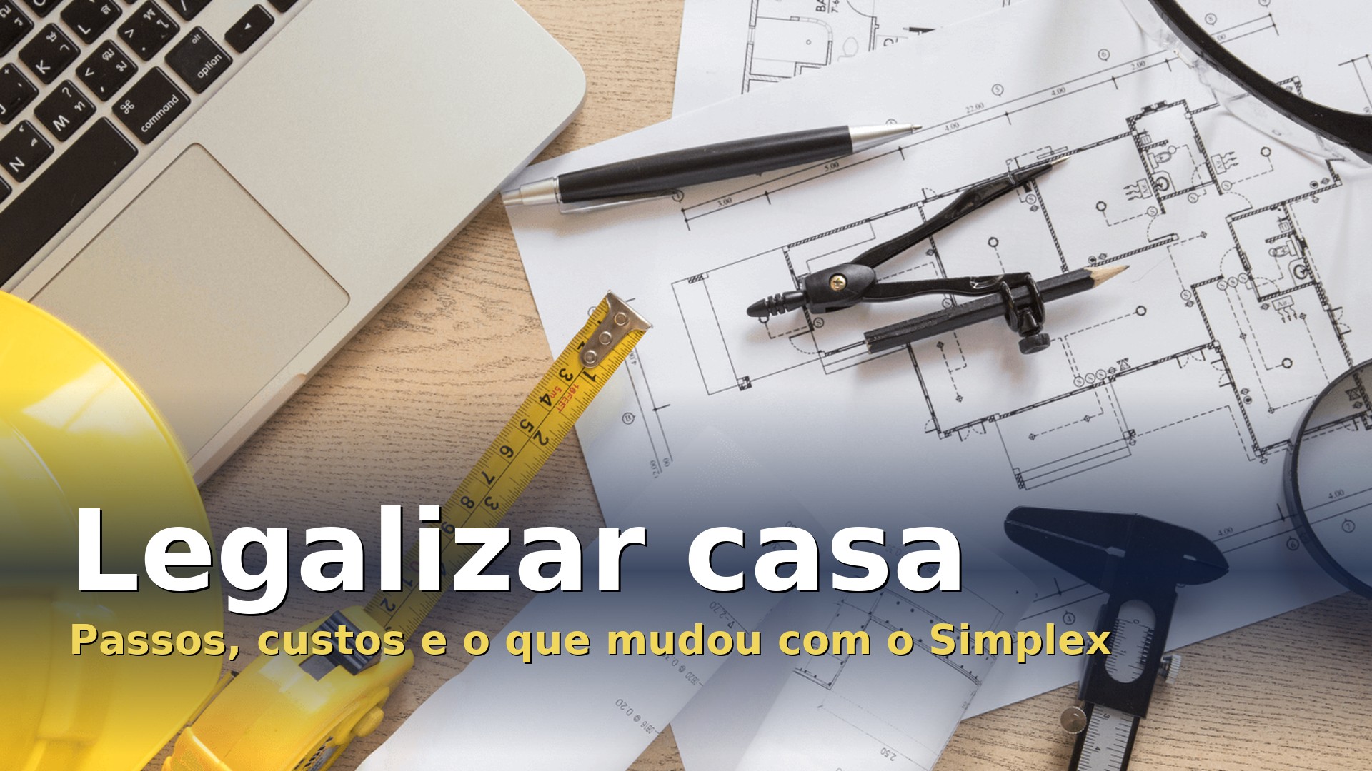 Plantas de arquitetura e capacete de obra para legalizar casa