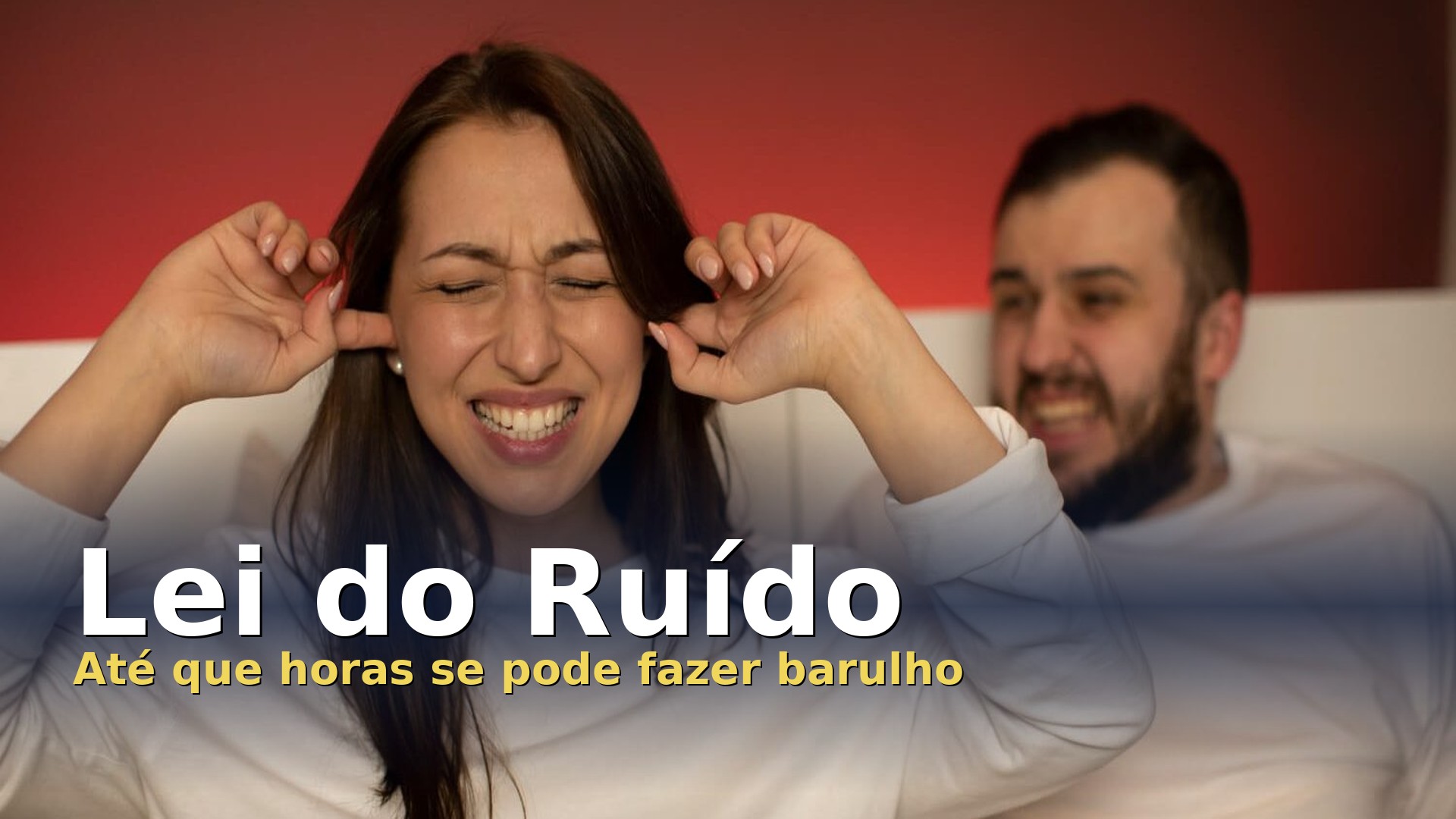 Casal a tapar os ouvidos por causa do barulho do vizinho, ilustrando a Lei do Ruído