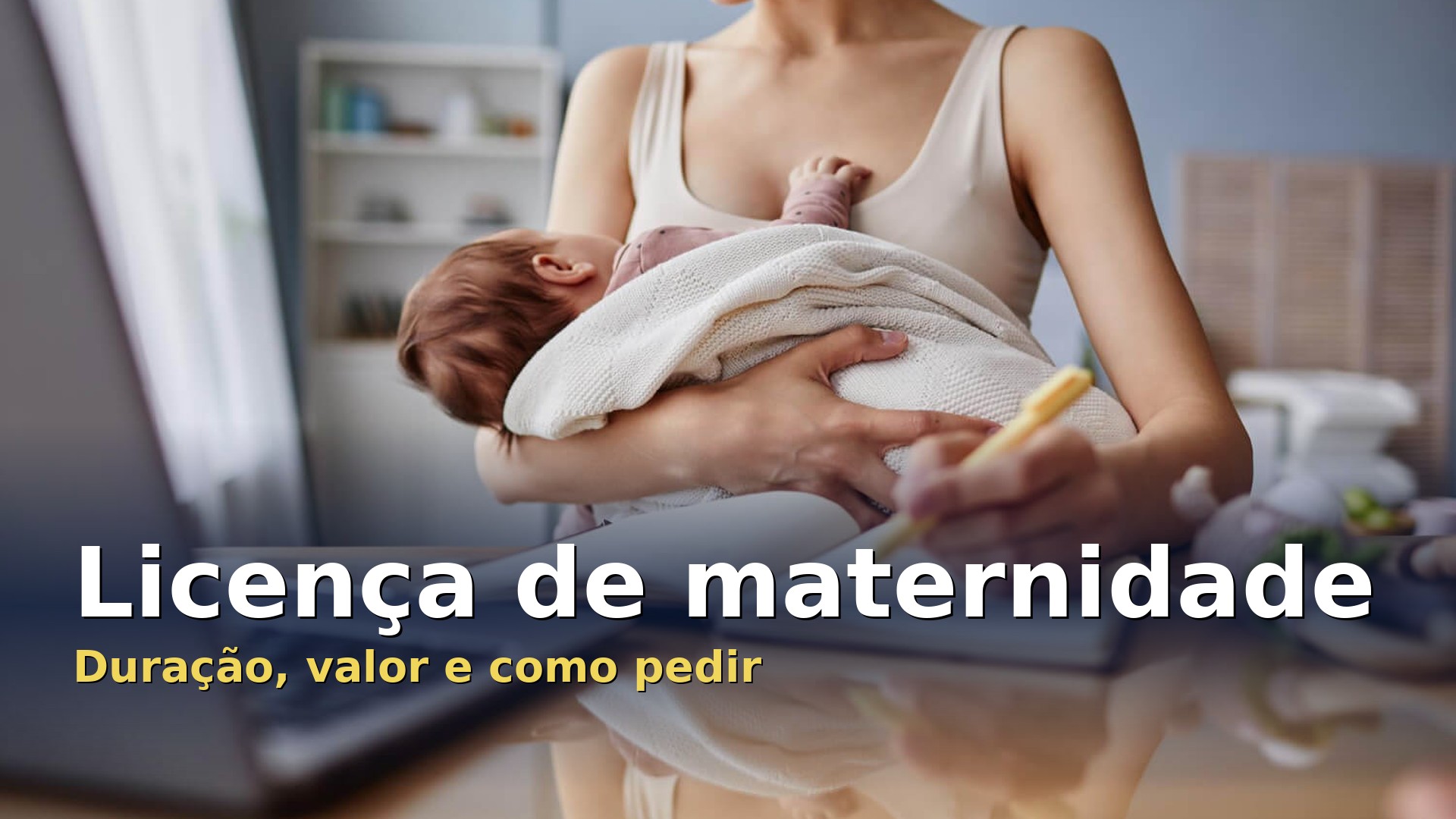 Mãe com bebé ao colo durante a licença de maternidade