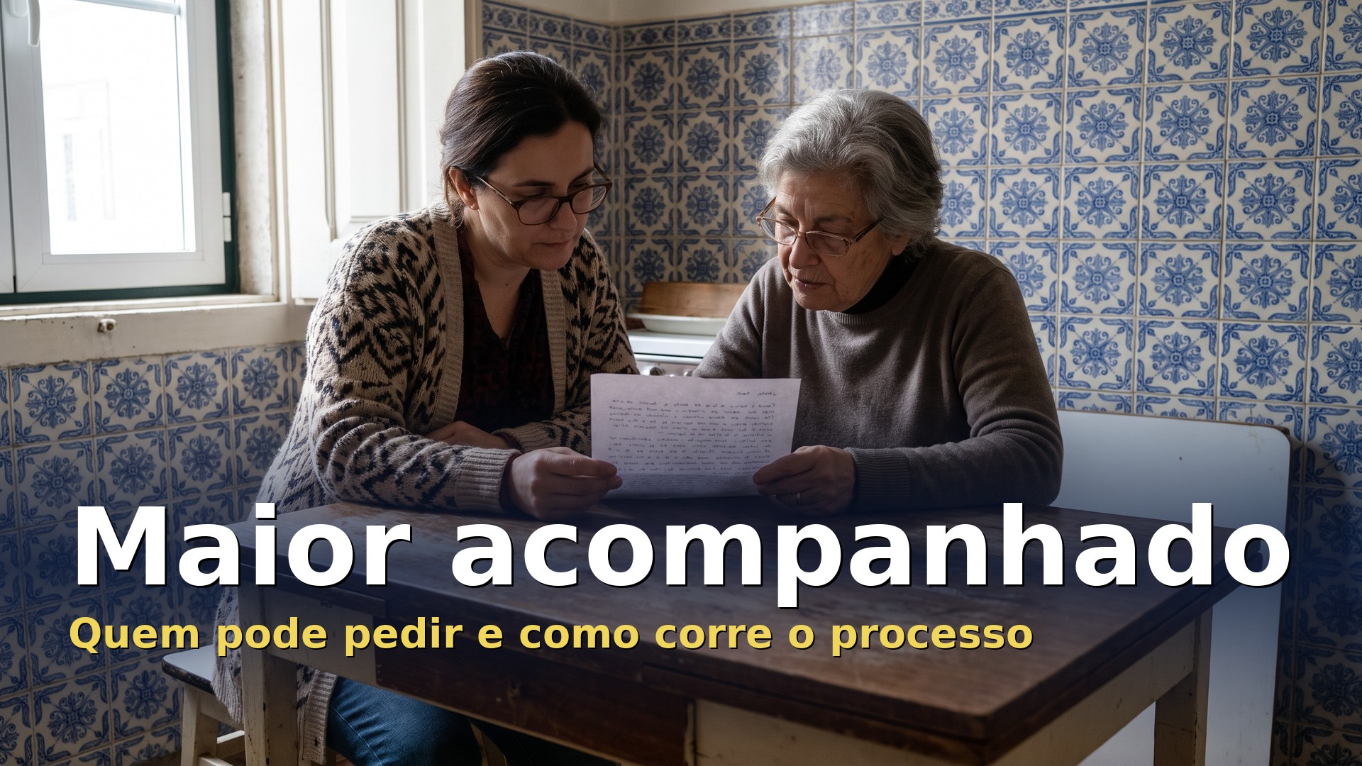 Maior acompanhado: filha e mãe idosa leem juntas uma carta na cozinha de casa