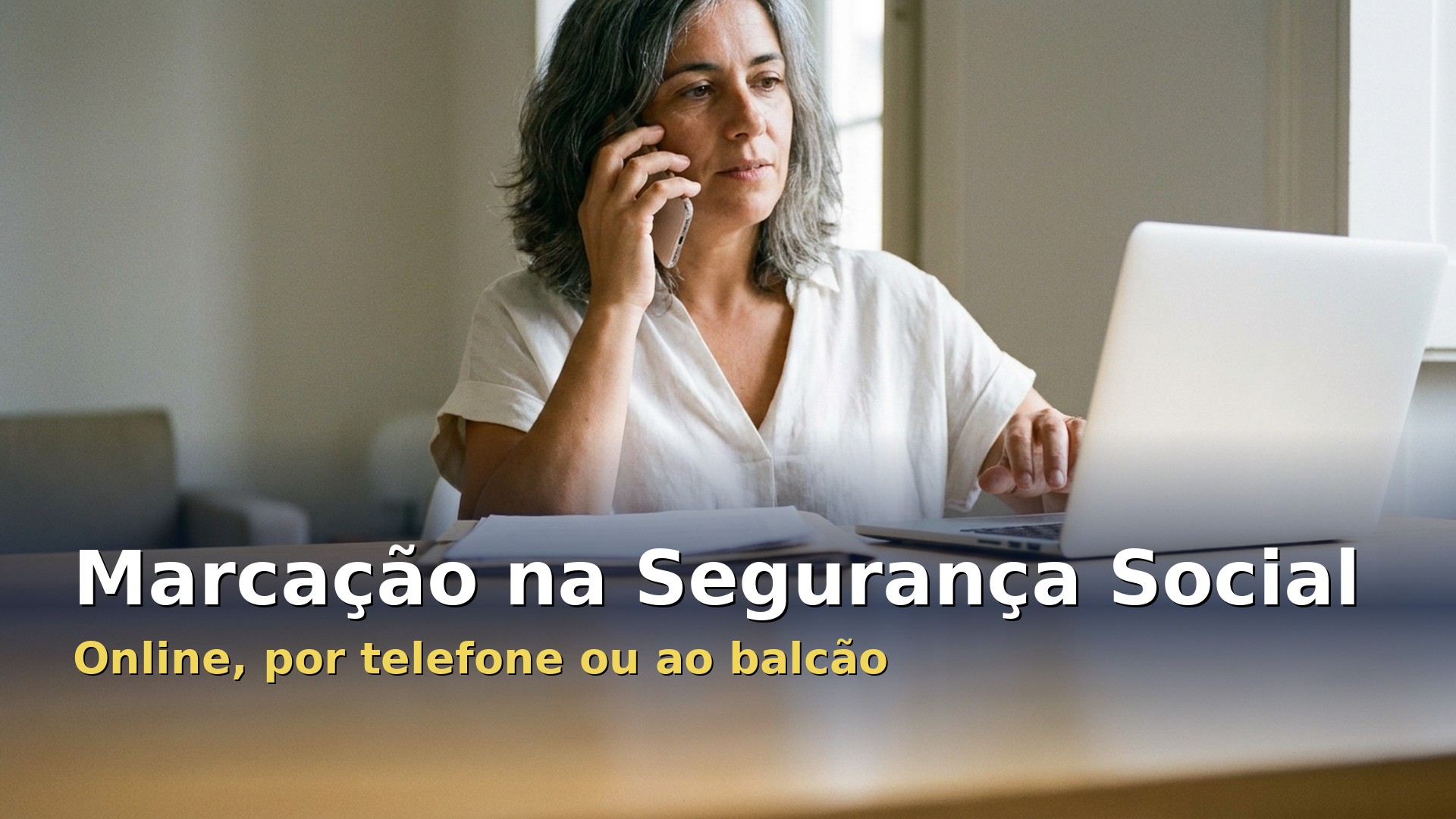 Marcação na Segurança Social: mulher a marcar atendimento ao telefone com o portátil aberto