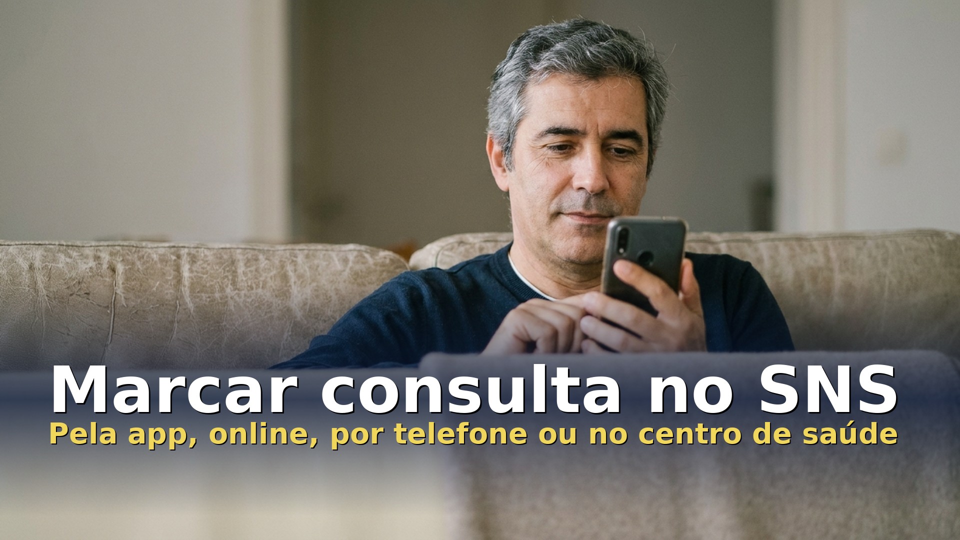 Marcar consulta no SNS: homem a marcar consulta no telemóvel em casa