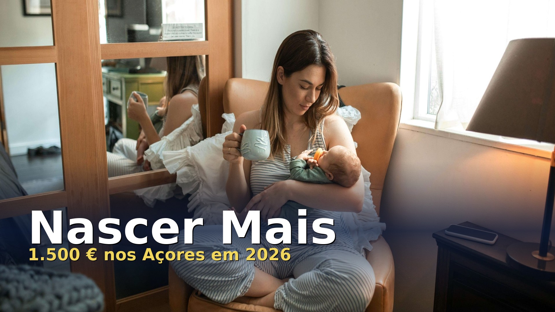Mãe com o recém-nascido ao colo, com o texto Nascer Mais