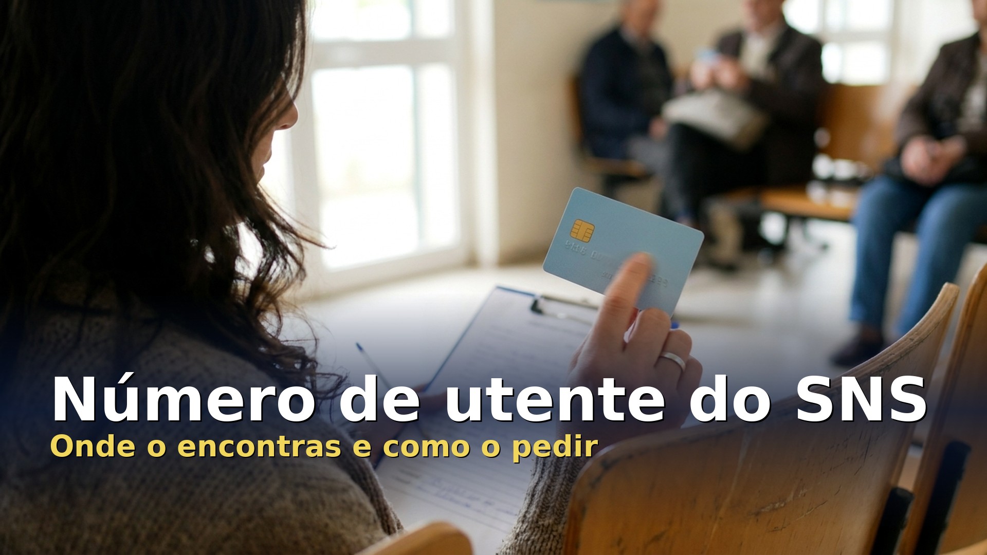 Número de utente do SNS: mulher a copiar o número do cartão para um formulário na sala de espera de um centro de saúde