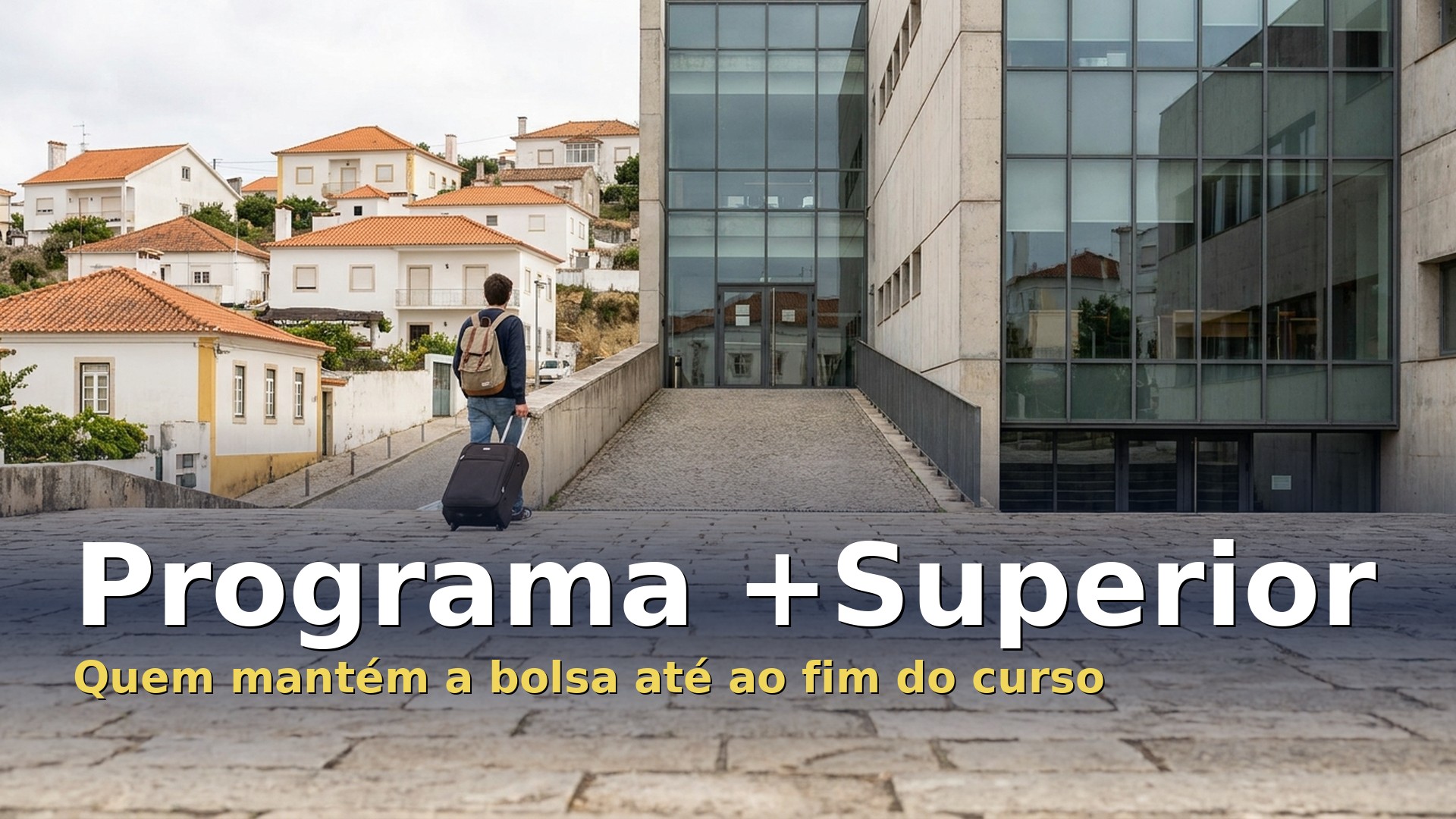 Estudante com mala a chegar a um instituto politécnico numa cidade do interior