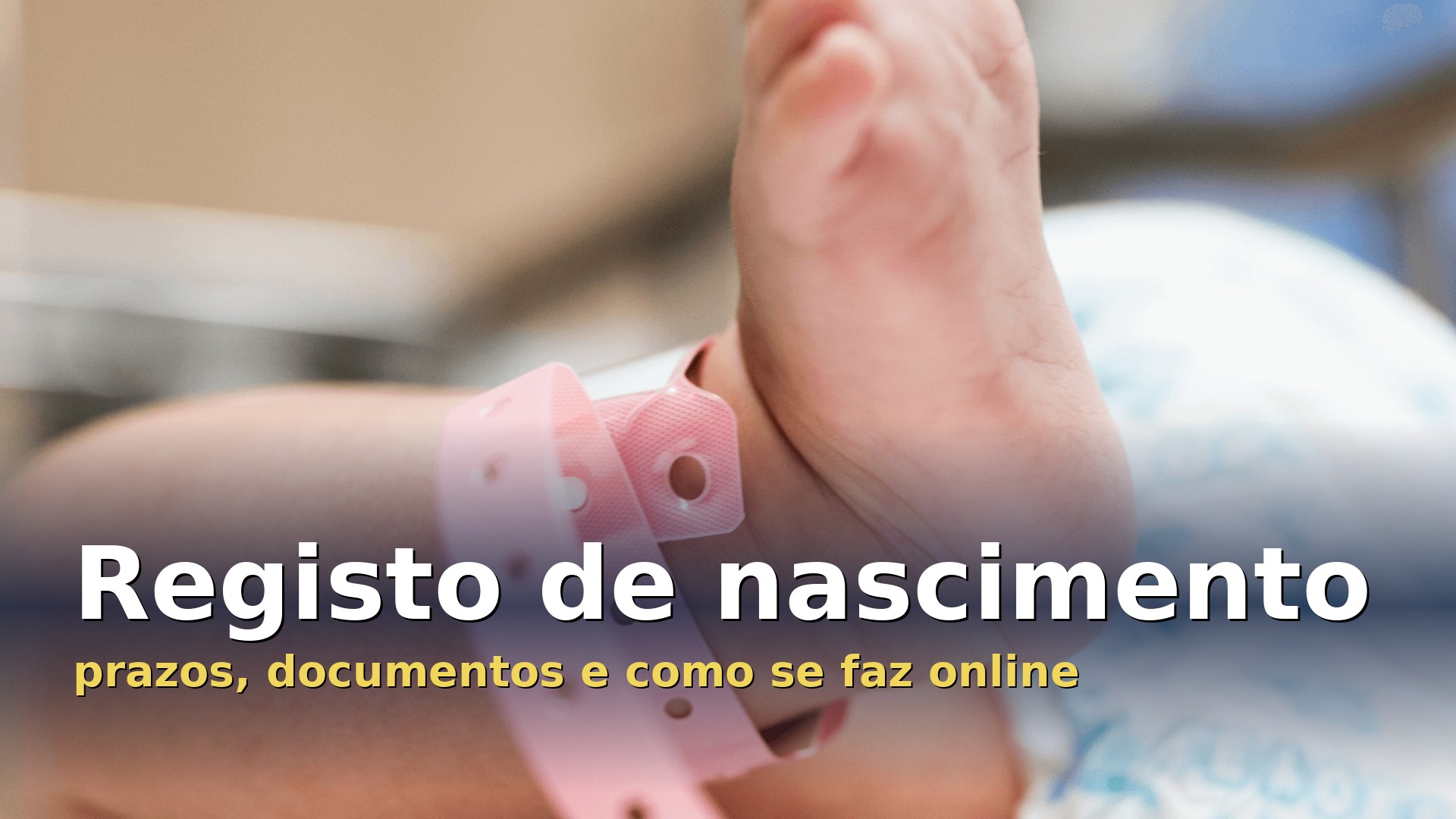 Pulseira de identificação no pé de um recém-nascido na maternidade, antes do registo de nascimento