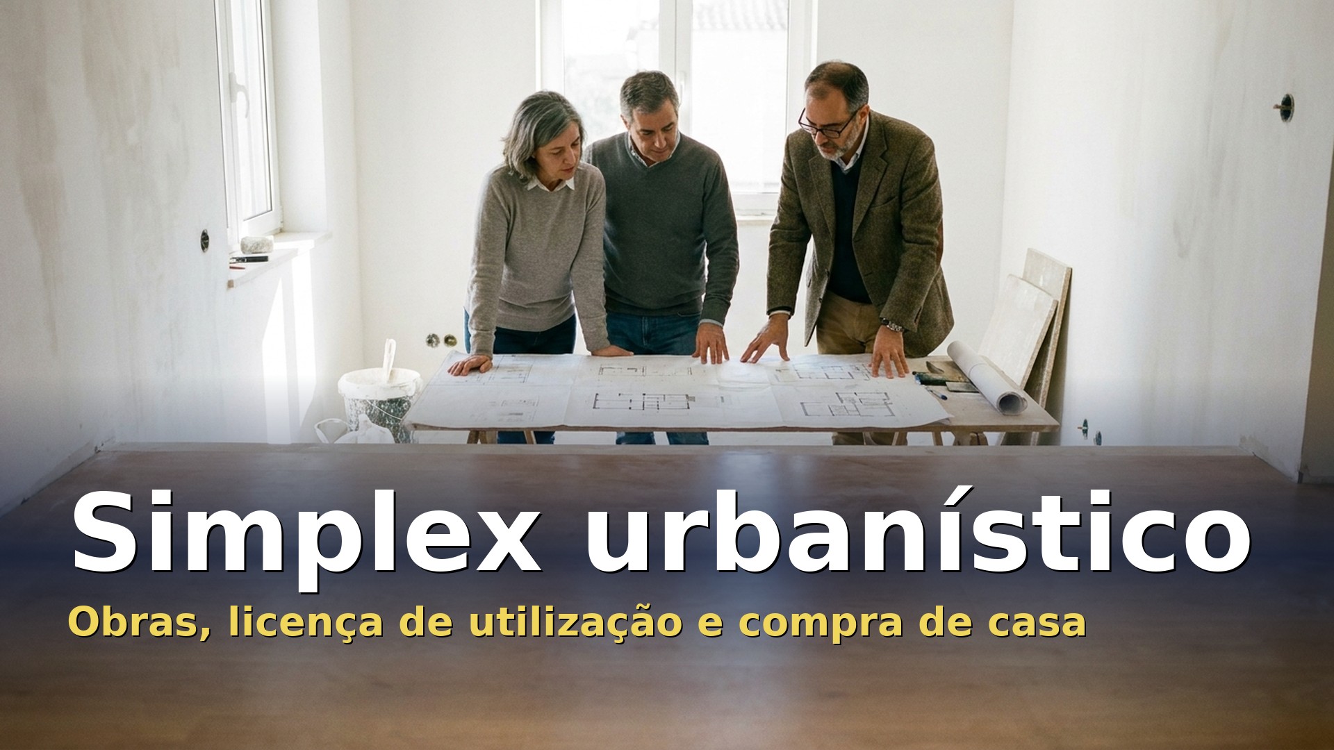 Simplex urbanístico: casal e arquiteto a analisar as plantas de uma casa em obras
