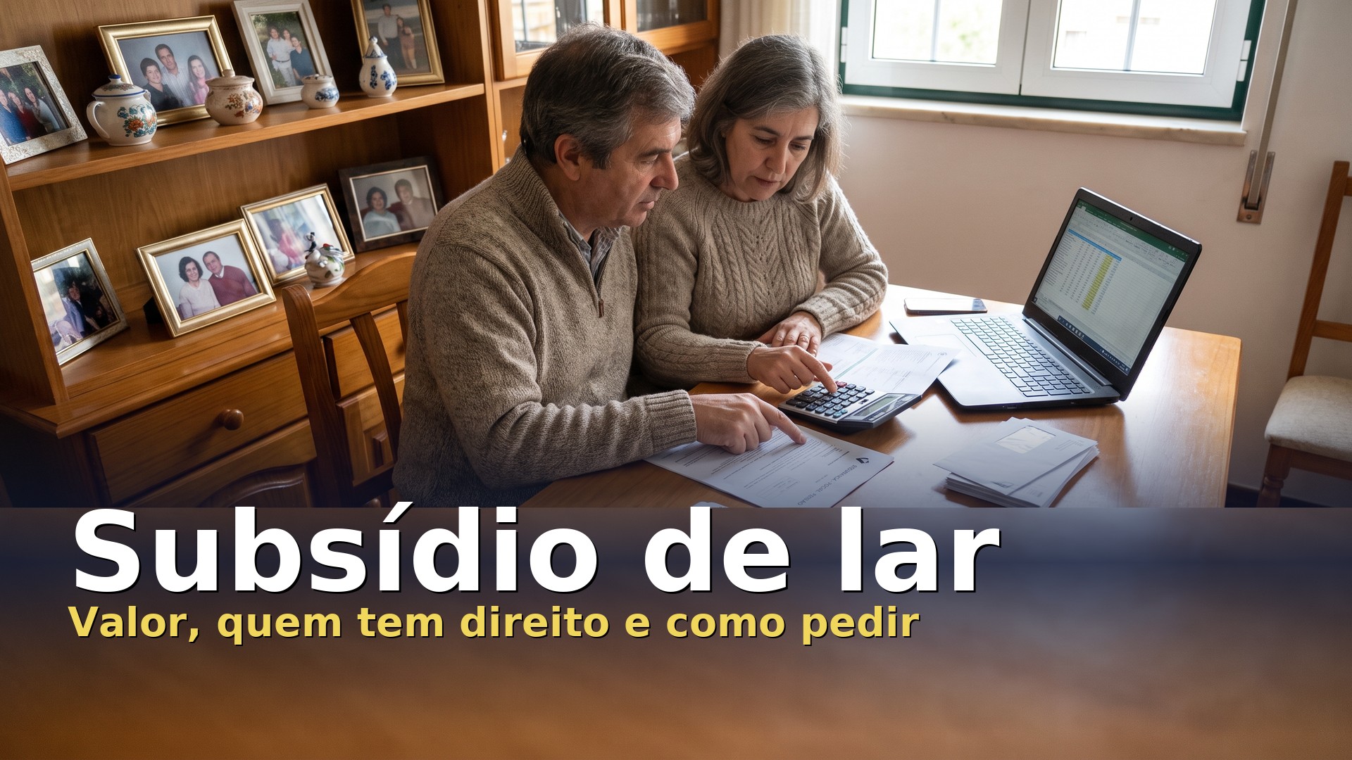 Casal a rever documentos do subsídio de lar com uma calculadora e um portátil