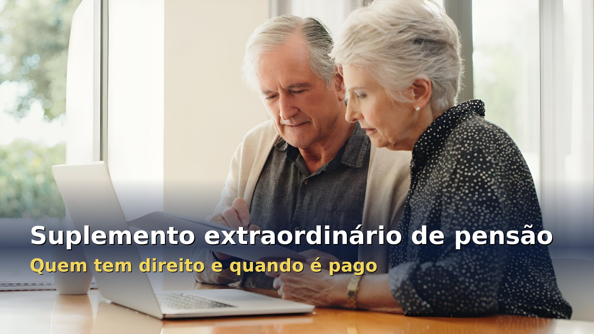 Casal de pensionistas a consultar o suplemento extraordinário de pensão