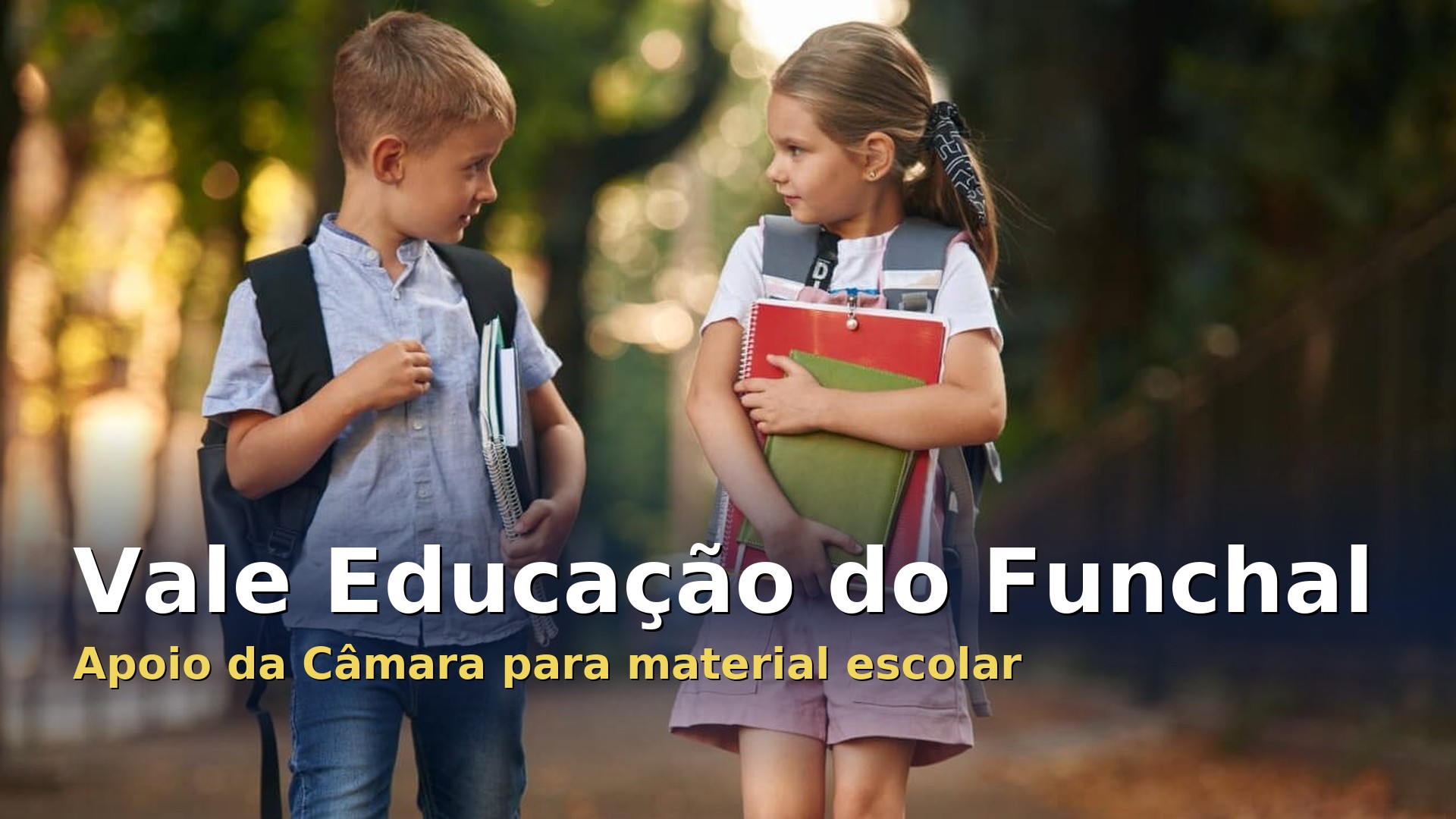 crianças com mochilas e material escolar no Funchal, onde a Câmara Municipal atribui o Vale Educação