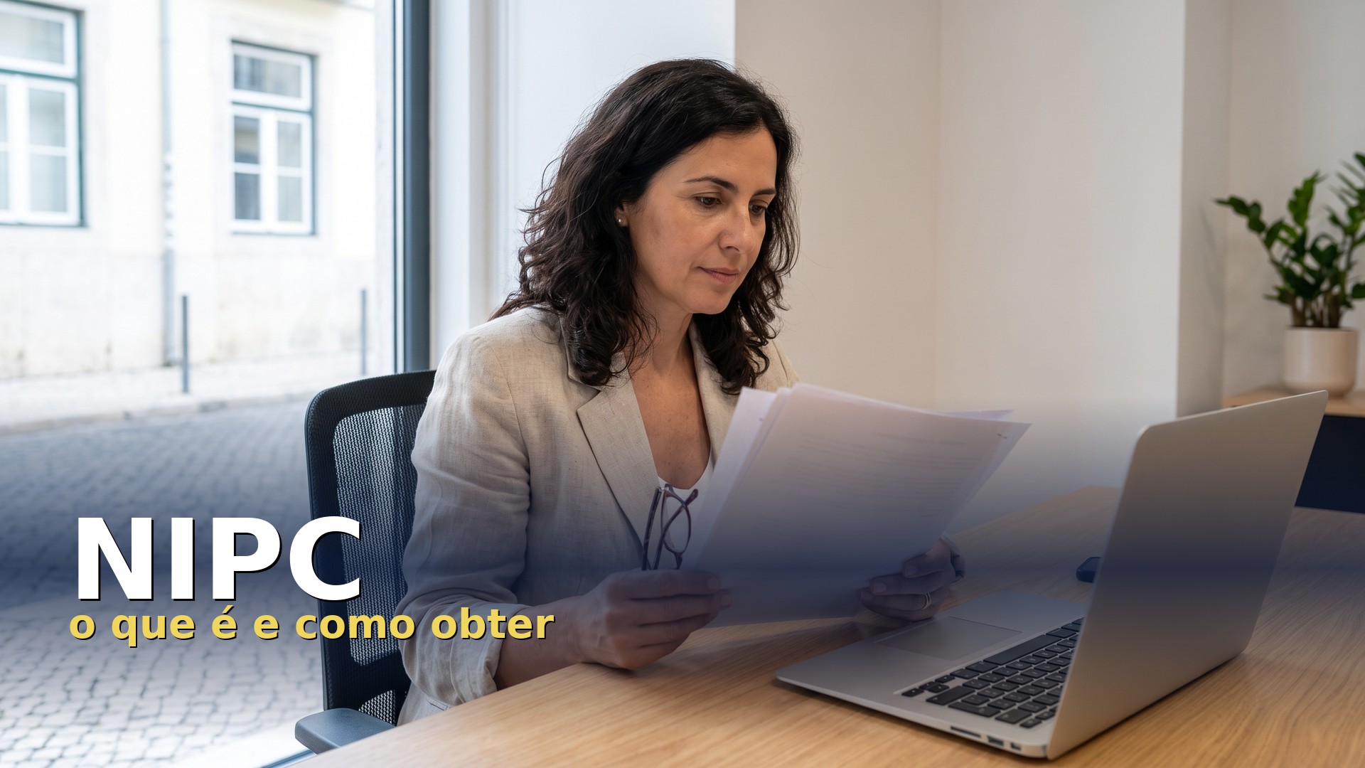 Empresária a rever os documentos de registo da empresa e o NIPC